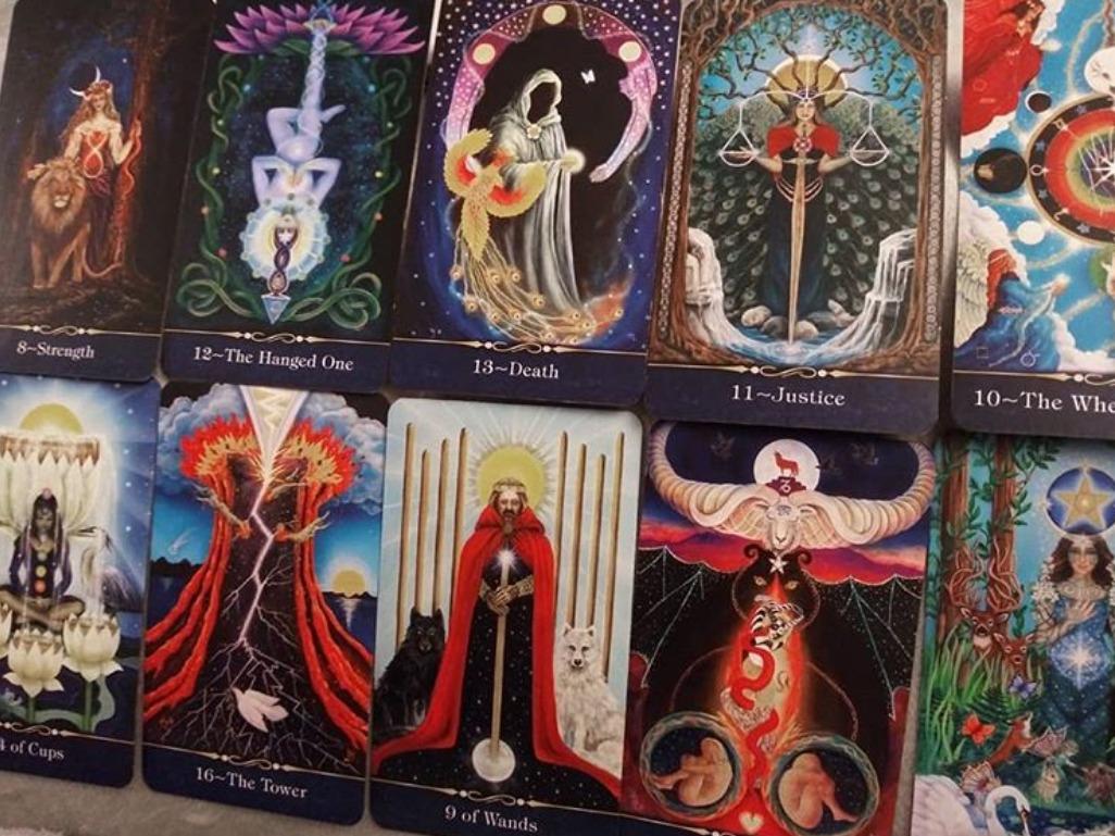 The Star Tarot: Your Path to Self-Discovery through Cosmic Symbolism (Tarot Kit Box Set with 78 Cards and Guide Book) customer photo 1