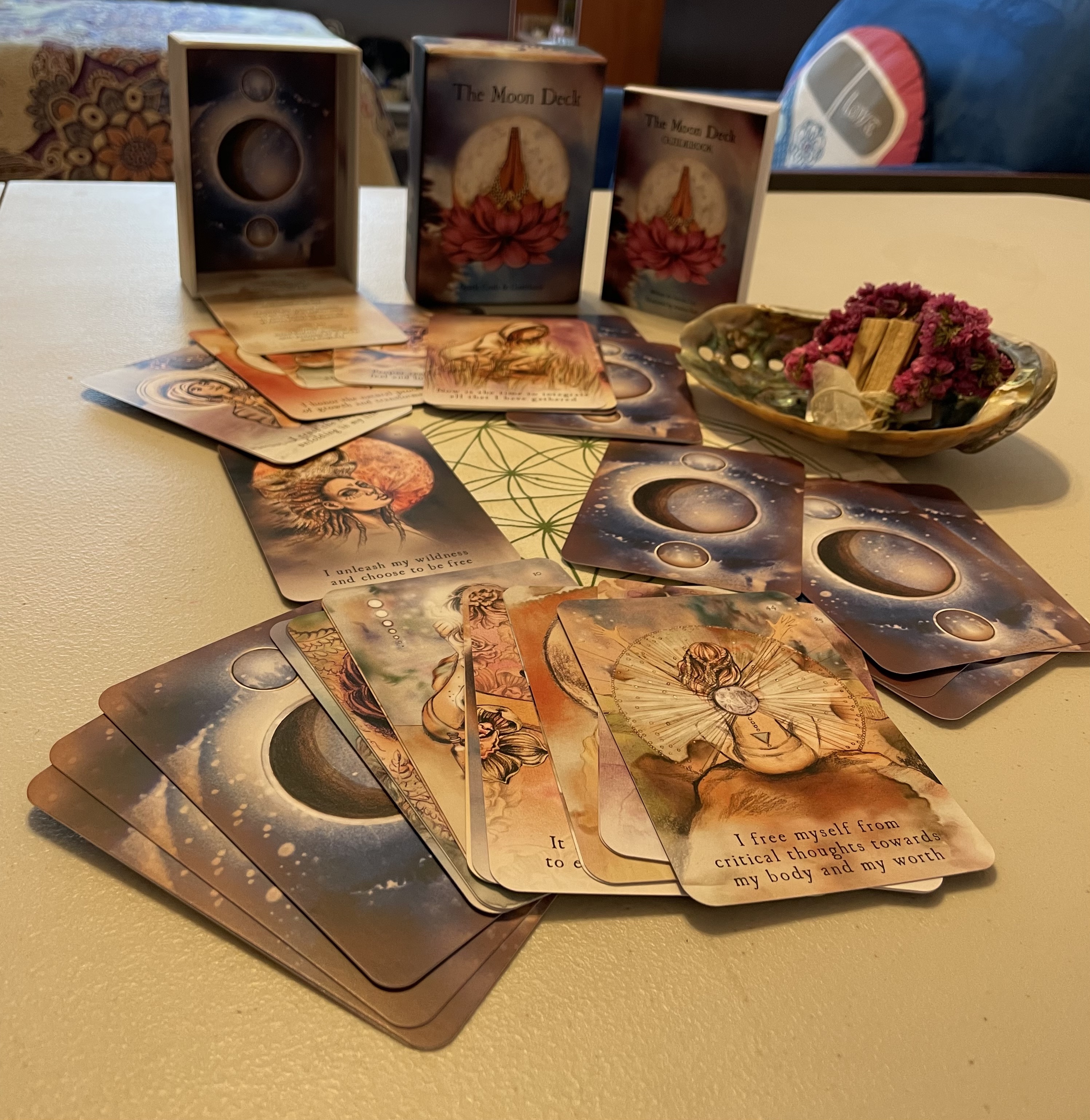 The Moon Deck: Eco-Printed Premium Oracle Set - 44 Cards with Guidebook - Strengthen Intuition, Self-Love Rituals, Emotional & Spiritual Health for Women customer photo 1