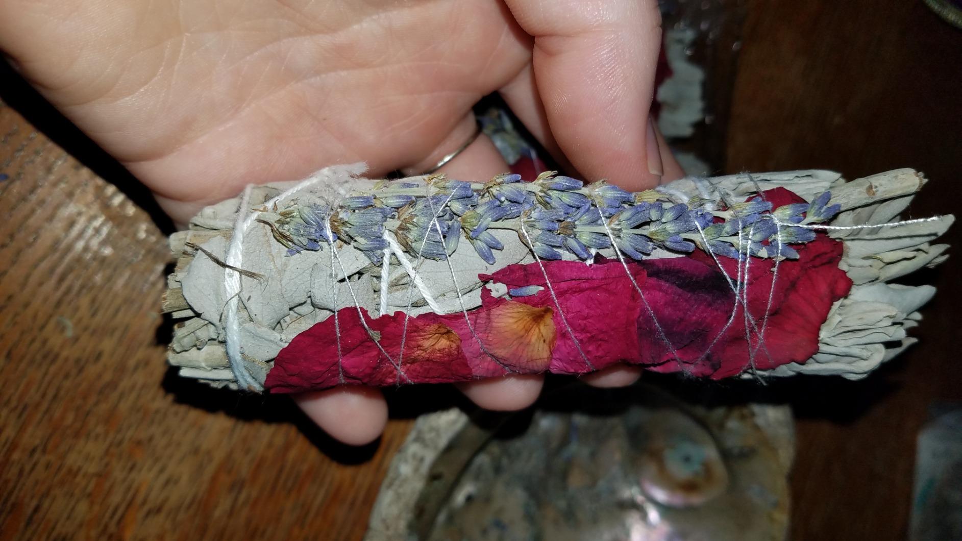 Tomoko White Sage Smudge Kit - 3 White Sage with Rose and Lavender, 2 Palo Santo, Abalone Shell, Wooden Tripod Stand & Feather! Healing, Purifying, Meditating, Incense & Cleansing customer photo 1