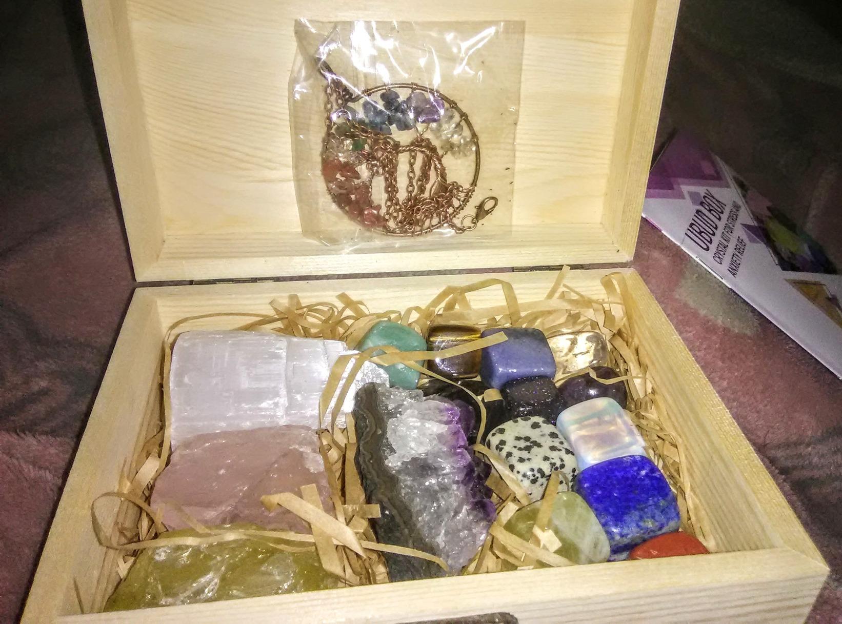 AtPerry's Healing Crystals Set - 16 Real Chakra Crystals & Stones for Stress & Anxiety Relief, Wooden Gift Box + Tree of Life Necklace + Guide Book, Selenite Amethyst Rose Quartz - Gift for Women customer photo 1