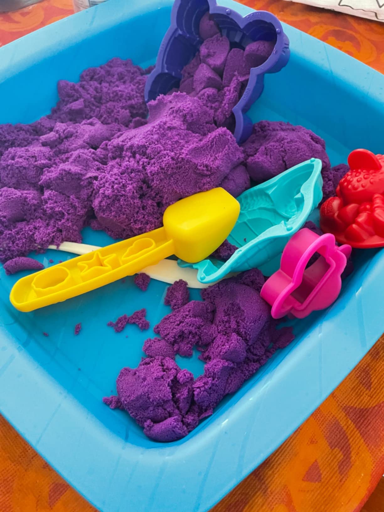 Kinetic Sand Sandbox Set Kids Toy with 1lb All-Natural Blue and 3 Molds, Ages 3+ customer photo 2