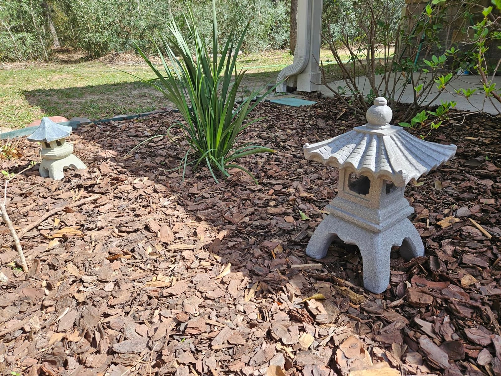 Glitzhome MGO Faux Concrete Pagoda Garden Statue Indoor and Outdoor Decoration, 16