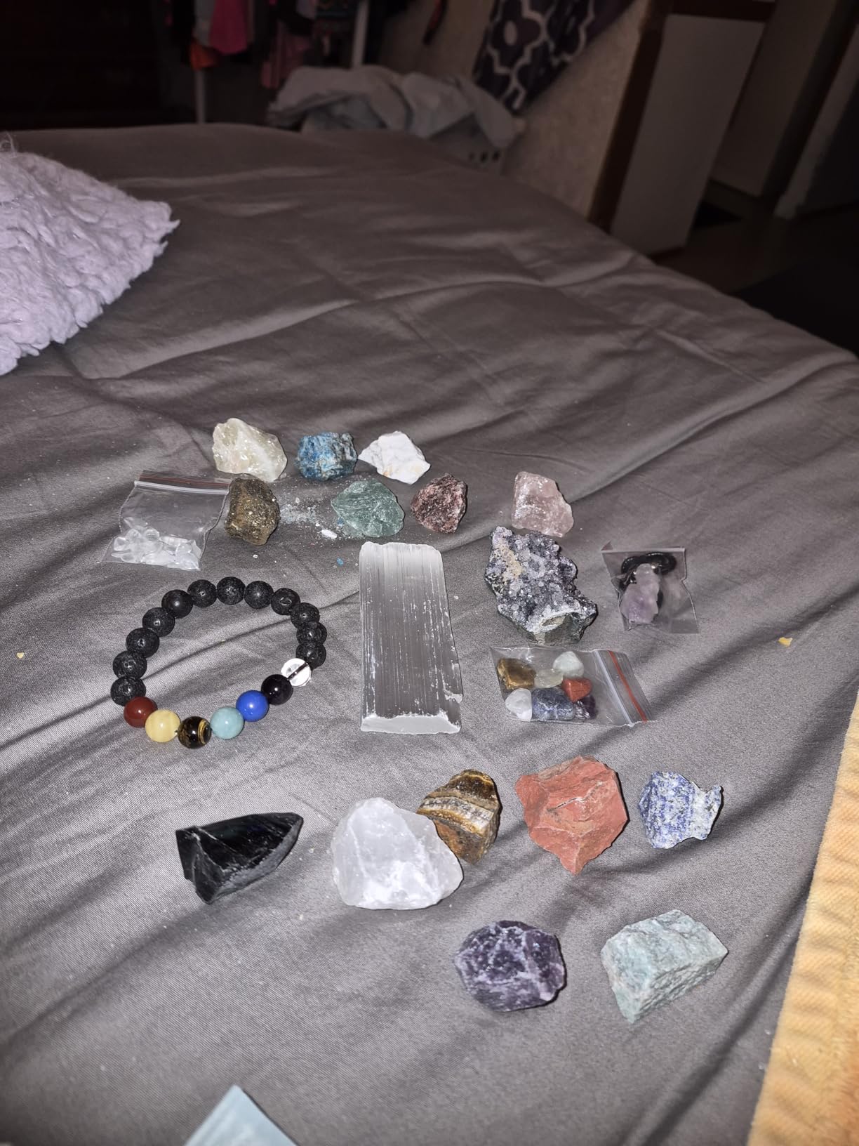 AOOVOO 26 PCS Crystals and Healing Stones, Healing Crystals Gift Set, 7 Raw Chakra Stone, 7 Tumbled Gemstones, Crystal Amethyst Necklace, Selenite Plate, Lava Bracelet, Clear Quartz, Gift Box customer photo 1