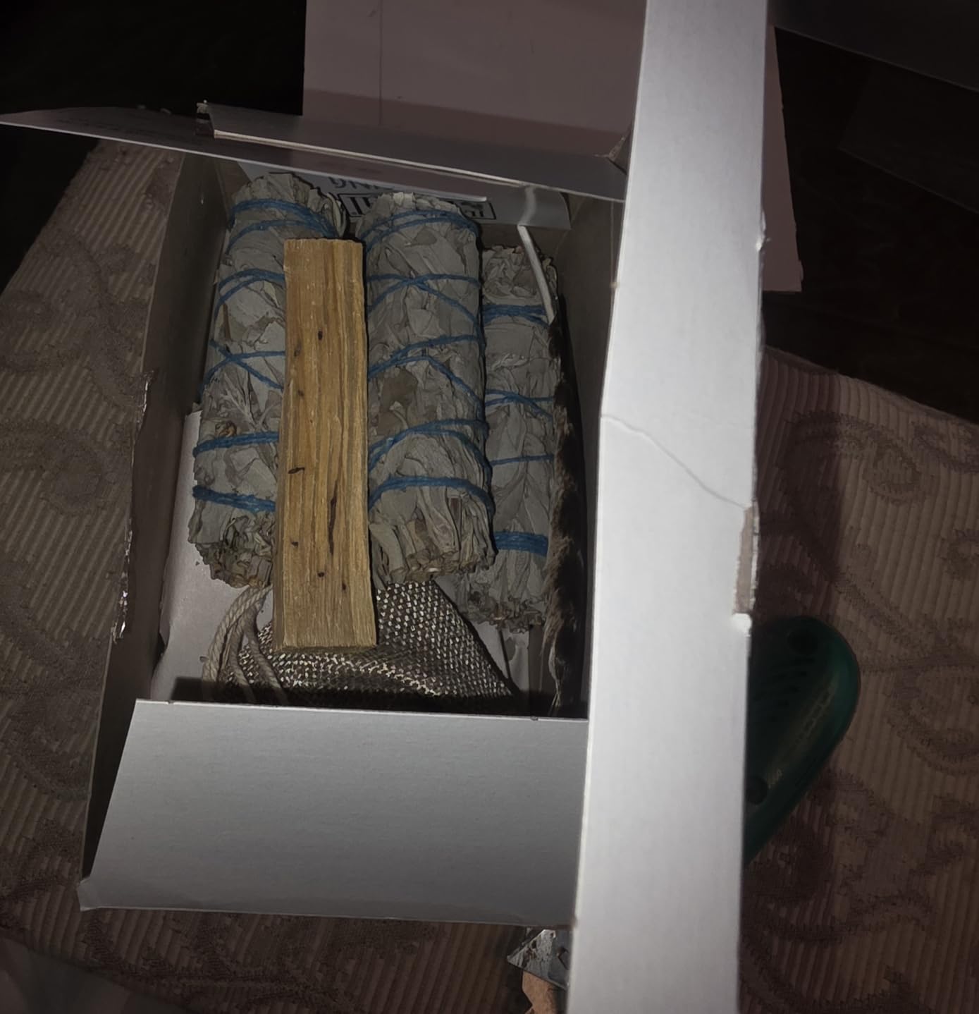 White Sage Smudge Kit with 8 Chakra Stones, Abalone Shell | 3 White Sage Bundles, Palo Santo, Smudging Feather, Cleanse Guide & Blessings, Smoke Cleansing, Healing & Manifesting customer photo 2