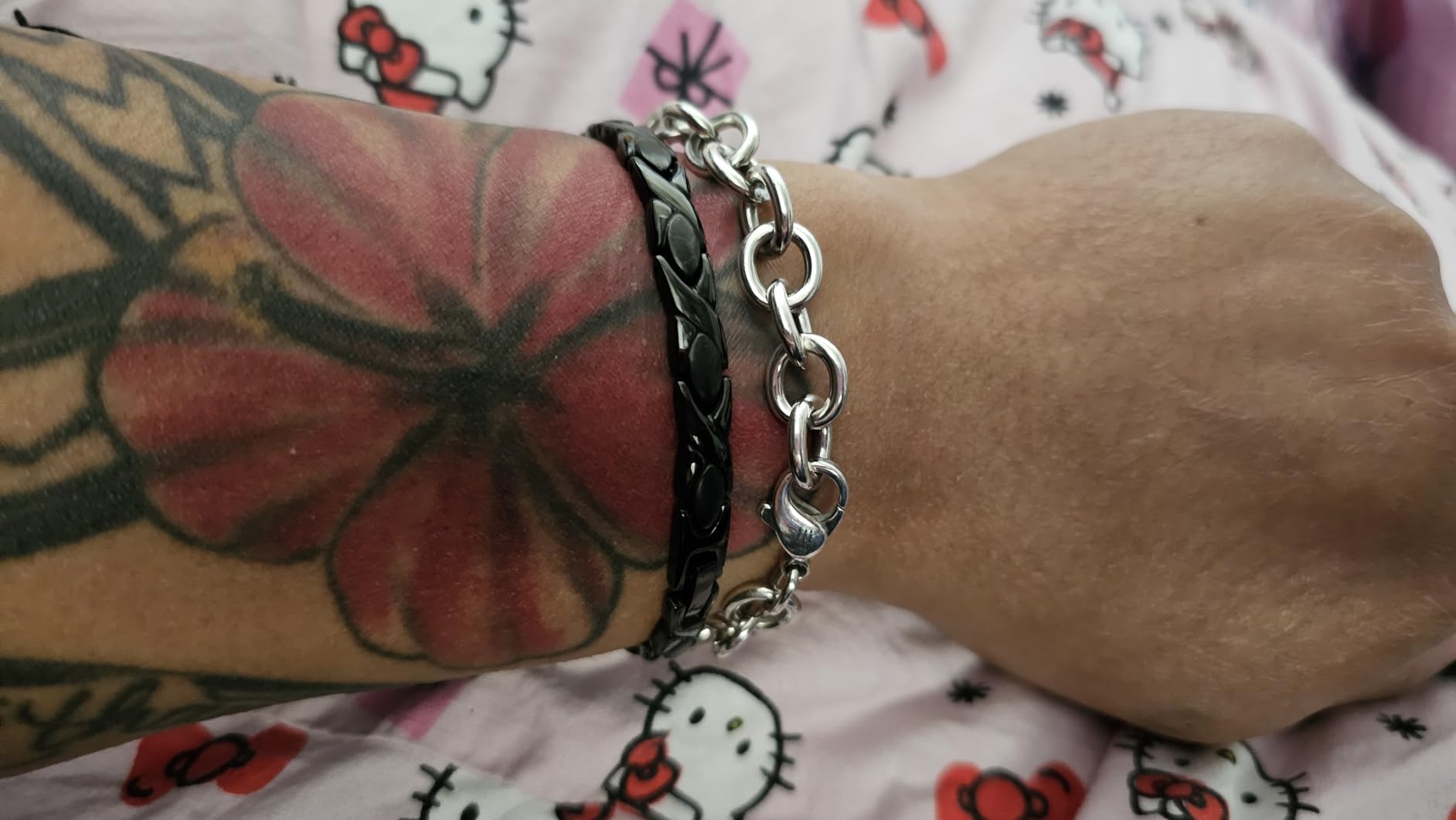 Feraco Magnetic Bracelet for Women Titanium Steel Magnetic Therapy Bracelet with Neodymium Magnets, Unique X Shape Links (Black) customer photo 1