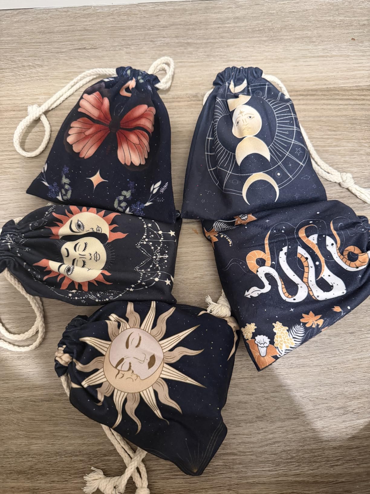 XSYLOHXL Tarot Card Bag and Pouches Kit 6 pcs Tarot Deck Holder Storage Gift Velvet Bags with Sturdy Drawstrings, Also Suitable for Crystals, Dice, Witchcraft and Divination Supplies customer photo 1
