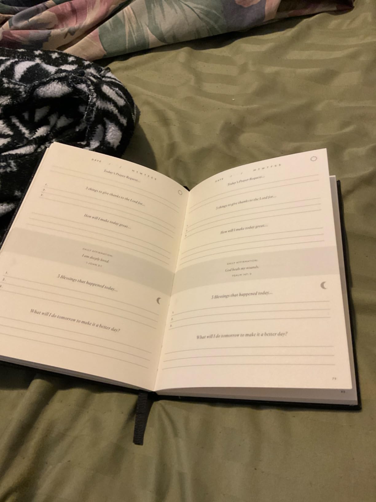 Christian Prayer Journal & Gratitude Journal - Guided Daily Devotional with Bible Verses, Prayer Prompts & Reflection - Faith Journal for Women & Men customer photo 2