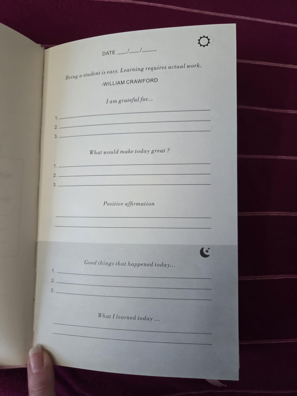 The Gratitude Journal - for More Mindfulness, Happiness, Positive Vibes, Affirmations, Productivity, and Self Reflection - Undated Daily Journal customer photo 1
