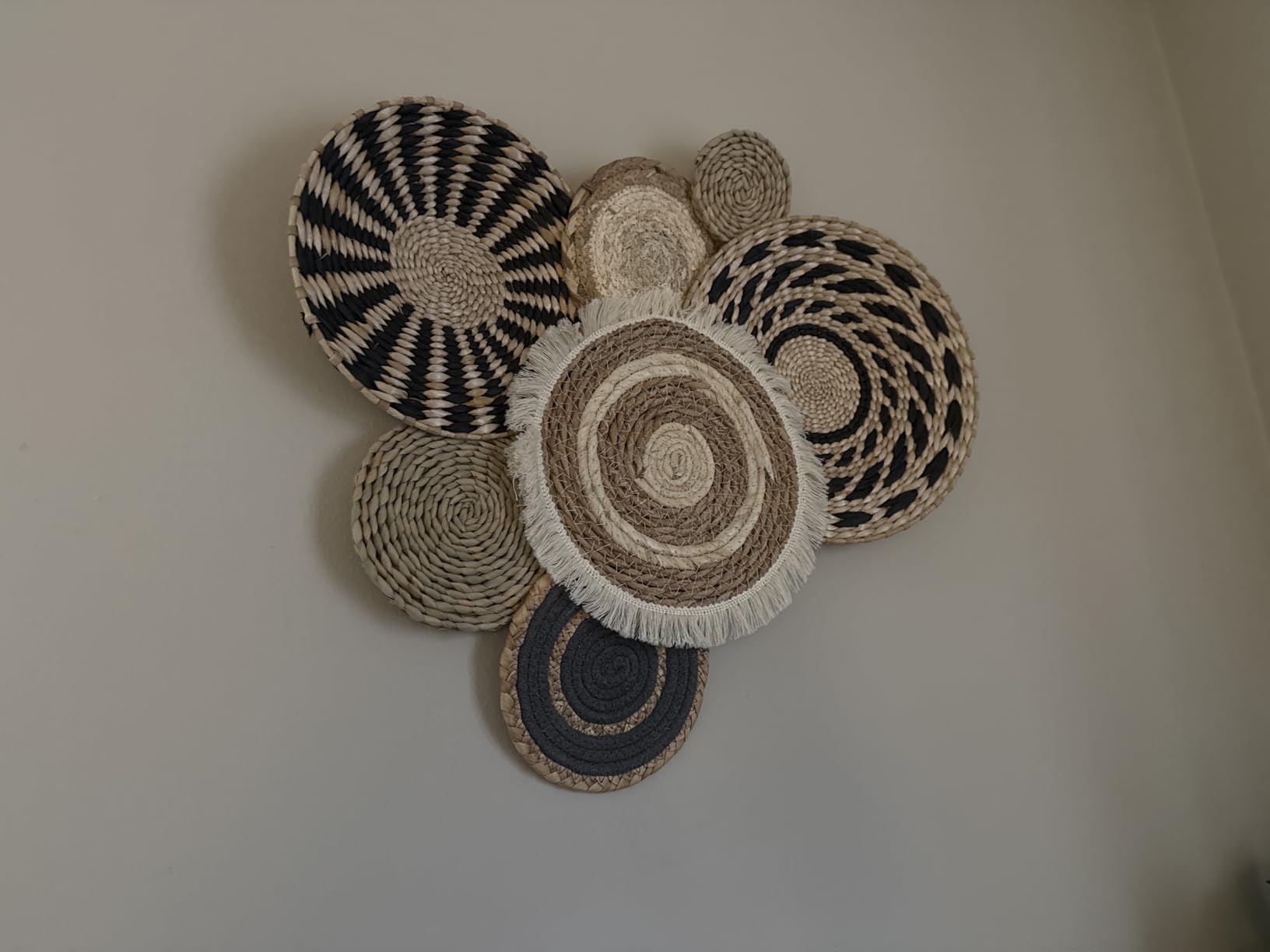 CroBlissful 7 Pcs Boho Wall Basket Decor Hanging Handcrafted Seagrass Woven Round Bohemian Basket Wall Decoration Art for Farmhouse Home Room Rustic Decorations Table, Multi Sizes(Classic) customer photo 1