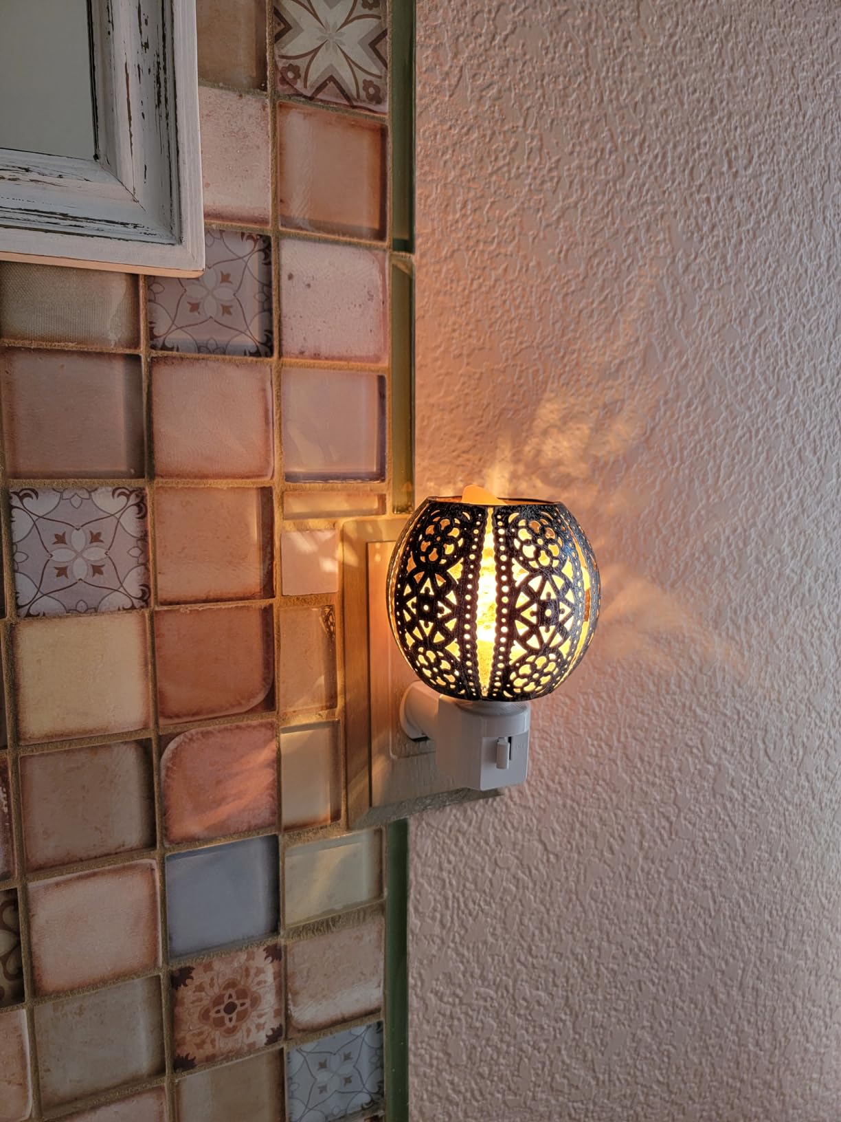 Salt Night Light, Natural Wall Light Salt Lamp with 1 Bulbs, Himalayan Rocks Salt Lamp with Spherical Metal Basket Gift (Flame lamp) customer photo 1