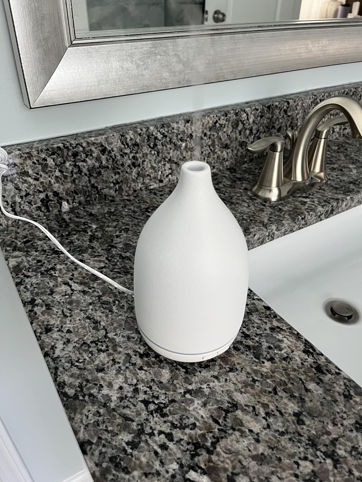 InnoGear Oil Diffuser, 300ML Ceramic Diffuser for Essential Oils Handcrafted Aromatherapy Diffuser Ultrasonic Cool Mist Humidifier with 4 Timers Waterless Auto Off for Room Office, White customer photo 1