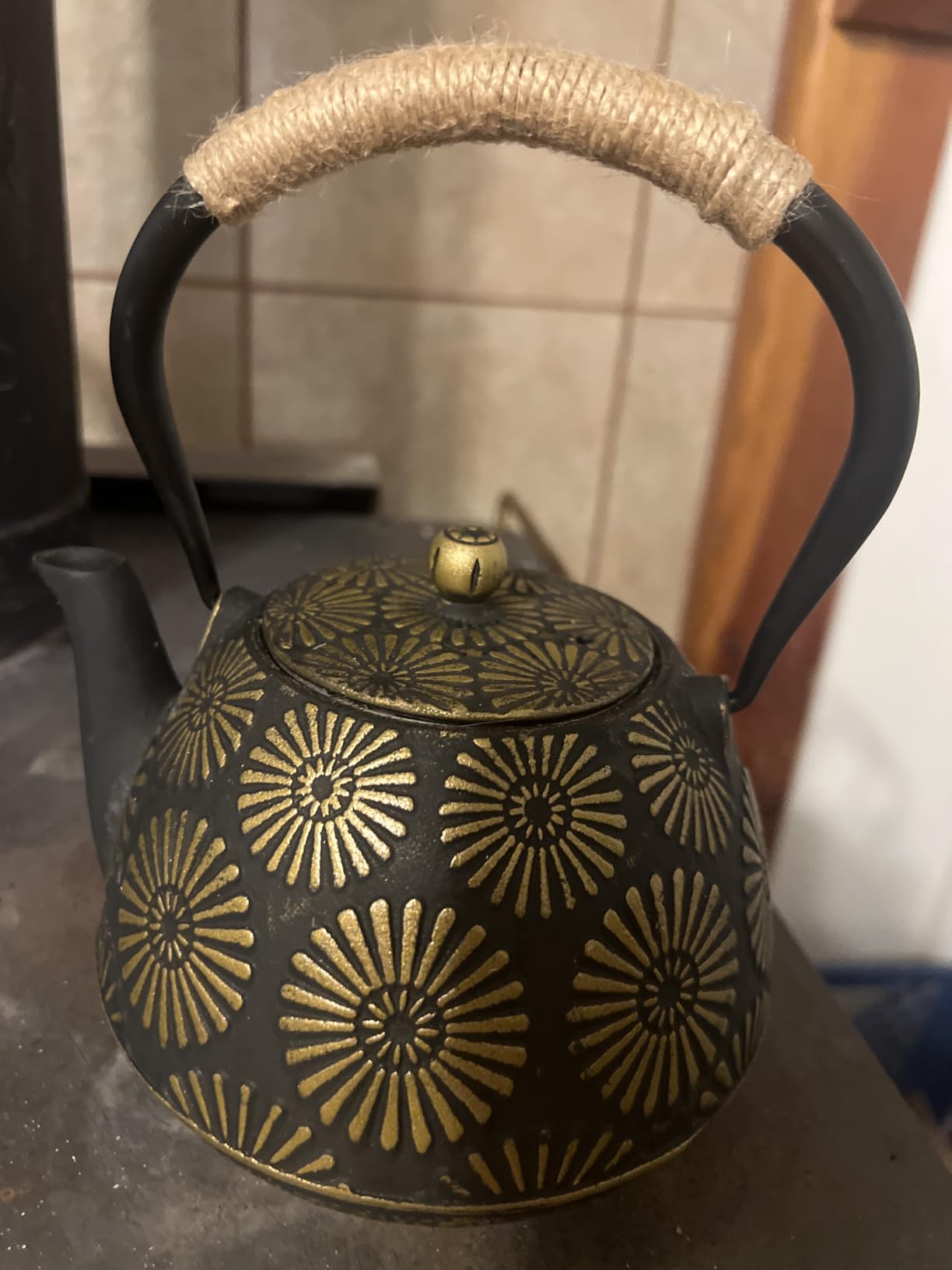 Japanese Tetsubin Cast Iron Teapot, 40oz (1200ml) Enamel-Coated Stovetop Kettle with Stainless Steel Infuser & Heat-Resistant Handle, Traditional Iron Pot for Tea Ceremony (Black Gold) customer photo 2