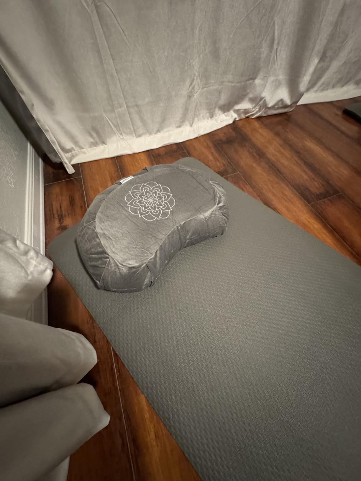Hihealer Premium Crescent Meditation Cushion, Ergonomic Buckwheat Hull Floor Pillow for Adults, Comfortable Yoga Bolster for Meditation & Floor Sitting (Black) customer photo 2