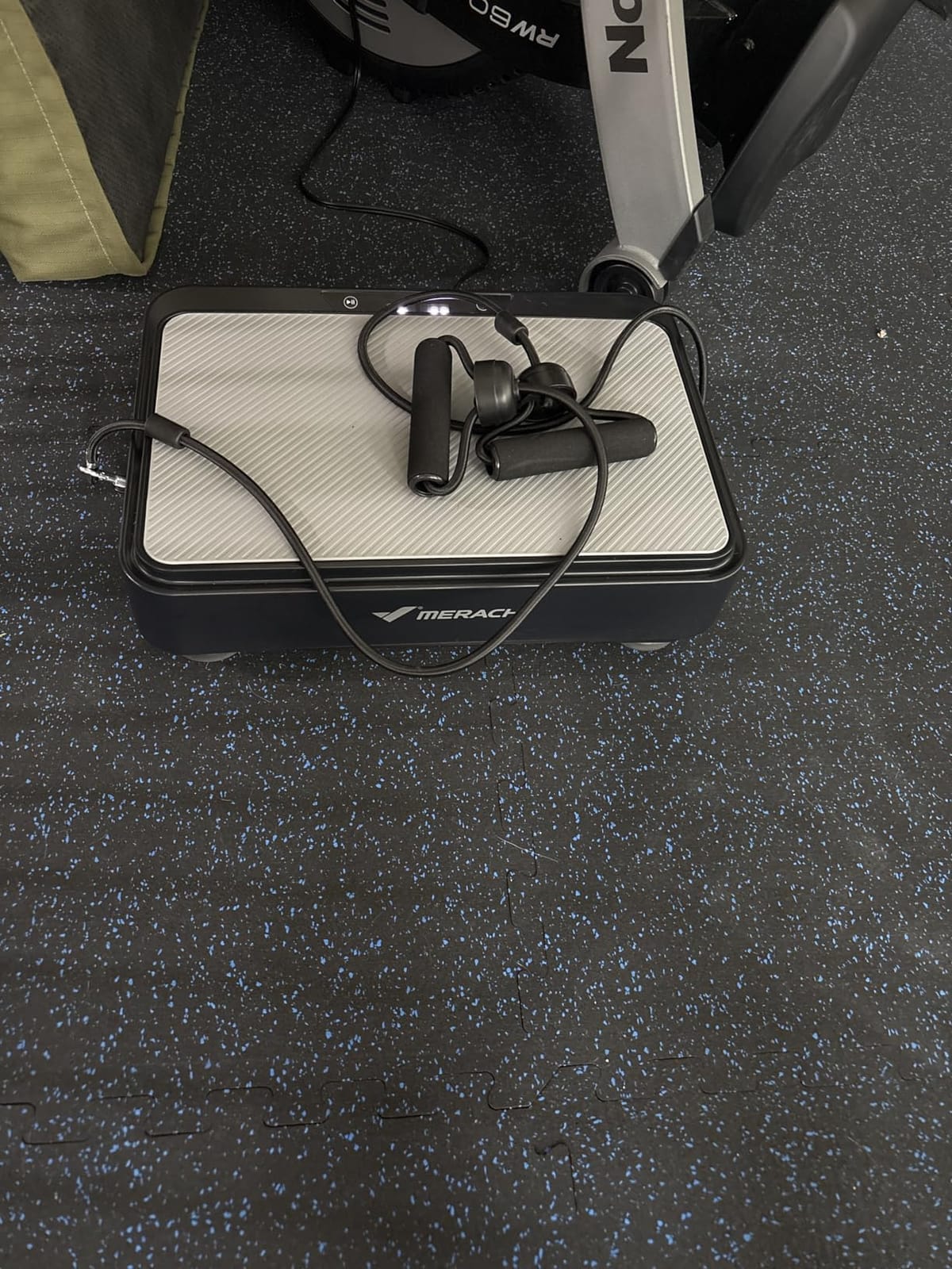 MERACH V33 Pro Vibration Plate - LED Touch Screen Bluetooth Pull Cord customer photo 1