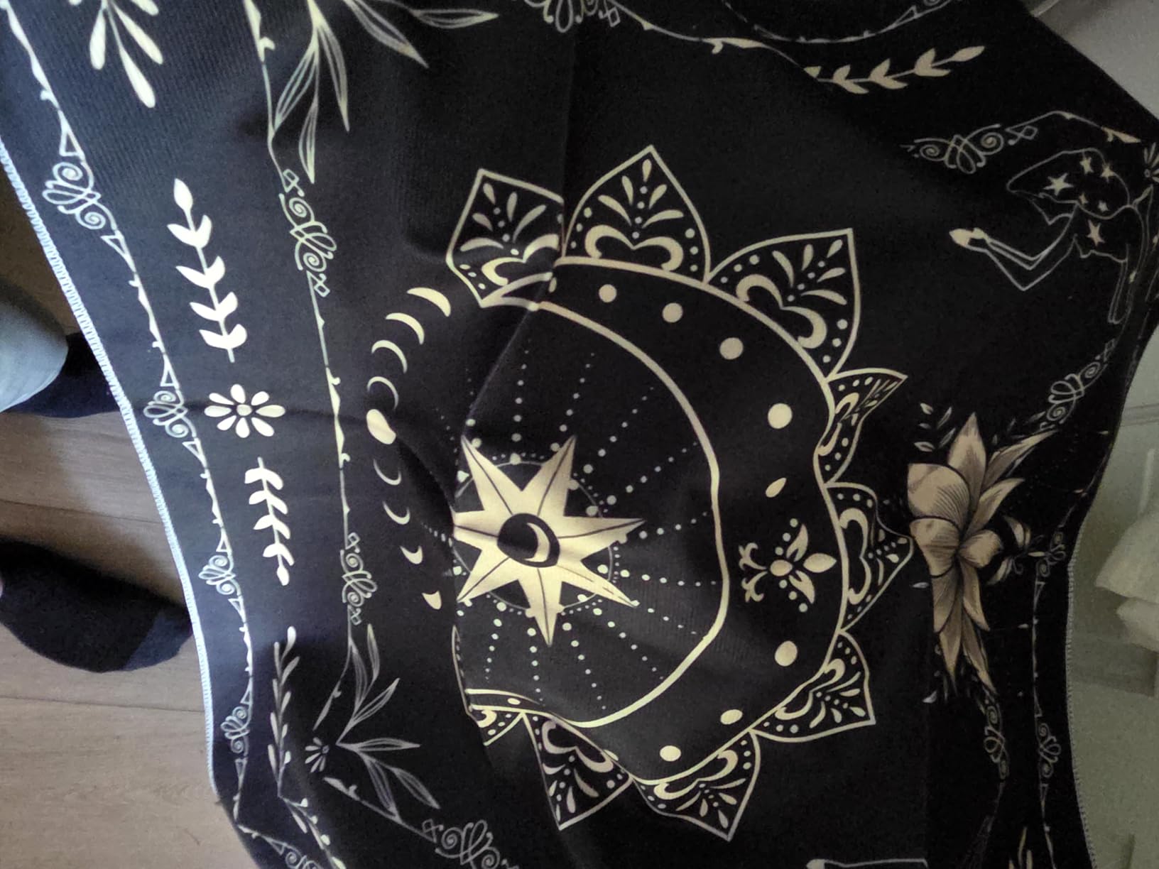 Grevosea Tarot Altar Cloth, Square Divination Mat, Polyester Witchcraft Witch Altar Tablecloth for Tarot Cards Crystals Rituals Spiritual Supplies Black 19.3x19.3in/49x49 cm customer photo 2