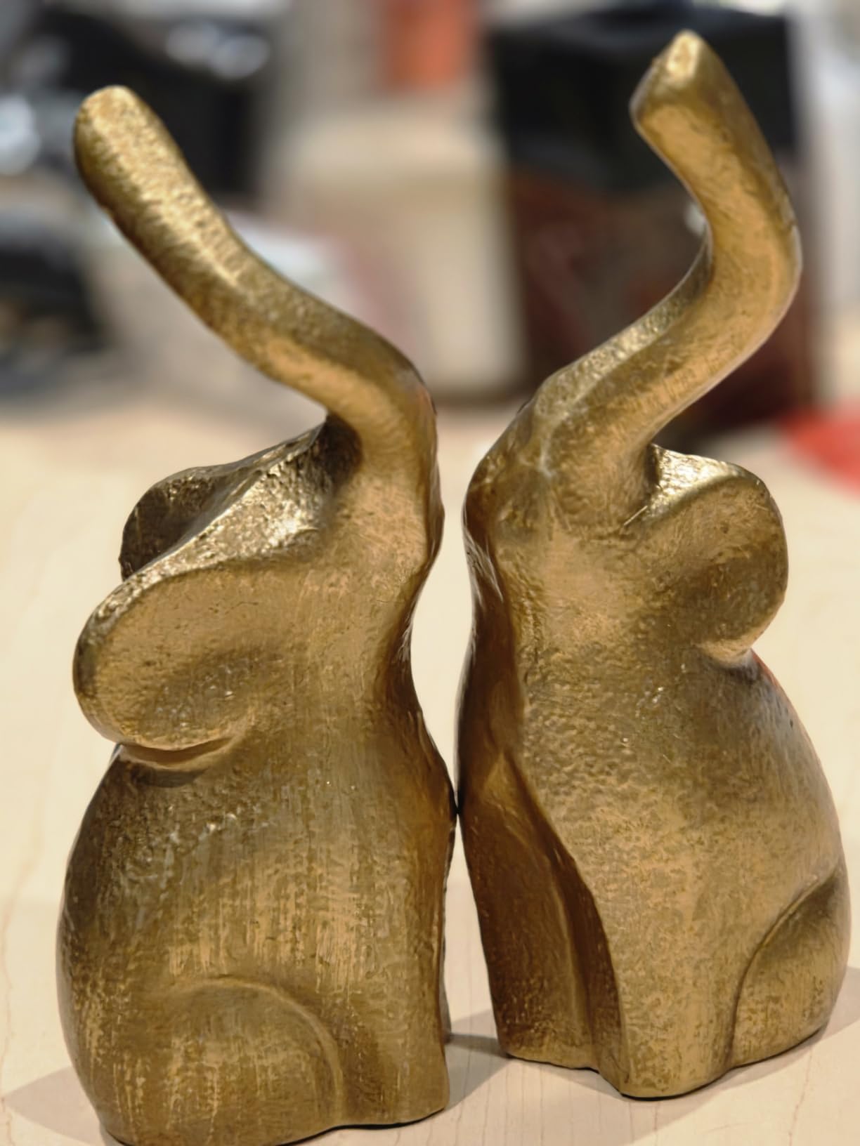 Hand-Cast Iron Elephant Sculpture - Artistic Loving Pair Statue, Heavy-Duty Vintage Bronze Finish Figurine, Modern Tabletop Decor for Living Room, Anniversary & Wedding Gift, 7.2