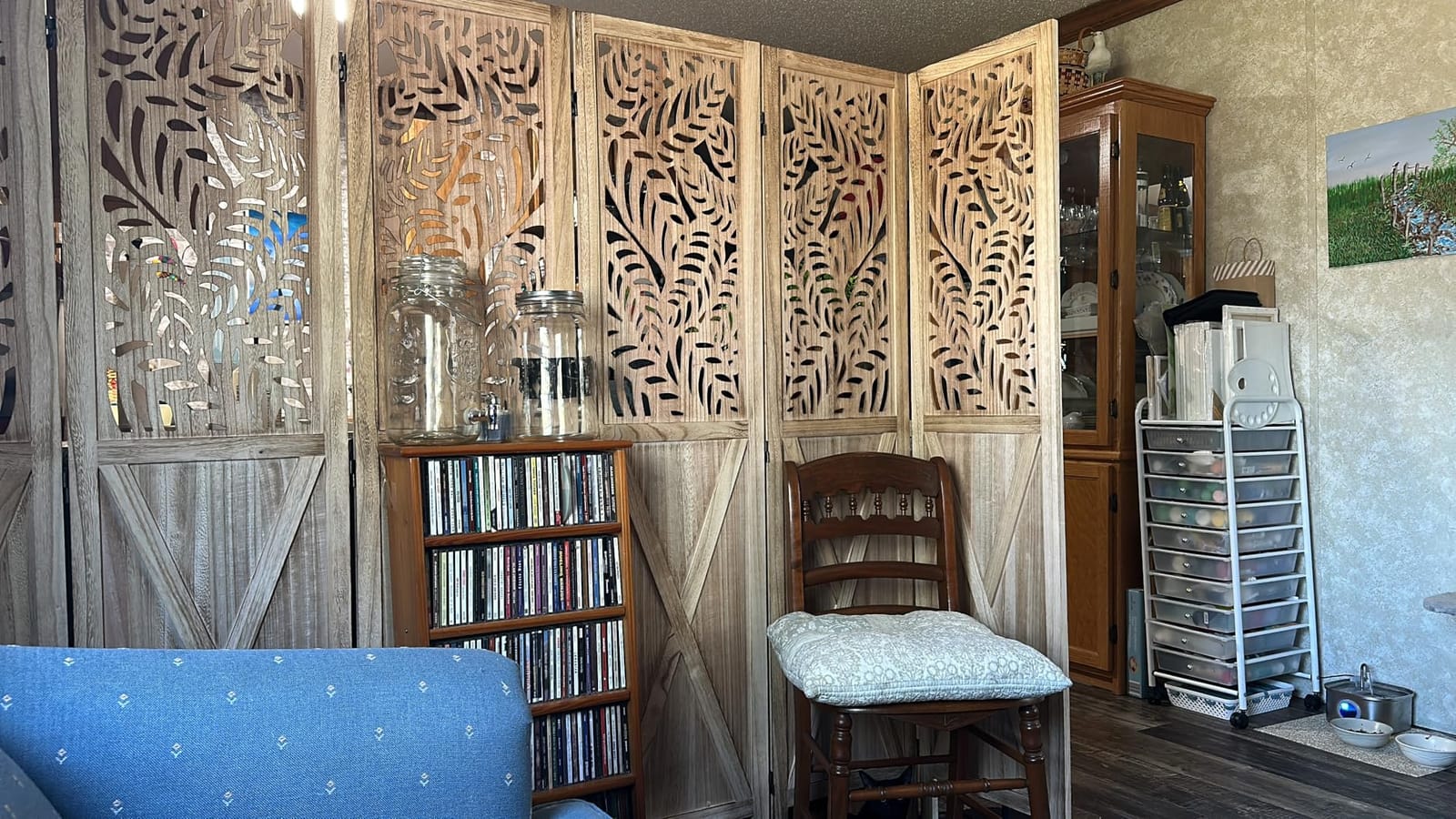 Boho Room Divider with Leaves Carving, 4-Panel Openwork Wood Screen, Decorative Folding Partition for Bedroom & Studio Apartment, 67