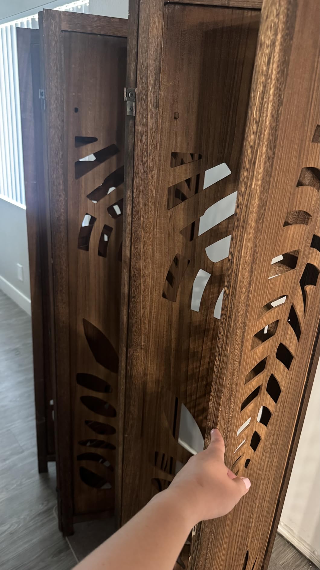 GIANTEX 4 Panel Boho Room Divider with Carved Palm Leaf Pattern, Natural | Wooden Folding Privacy Screen, Decorative Partition Wall Divider for Room Separator, Home Office, Bedroom, Apartment, Studio customer photo 2