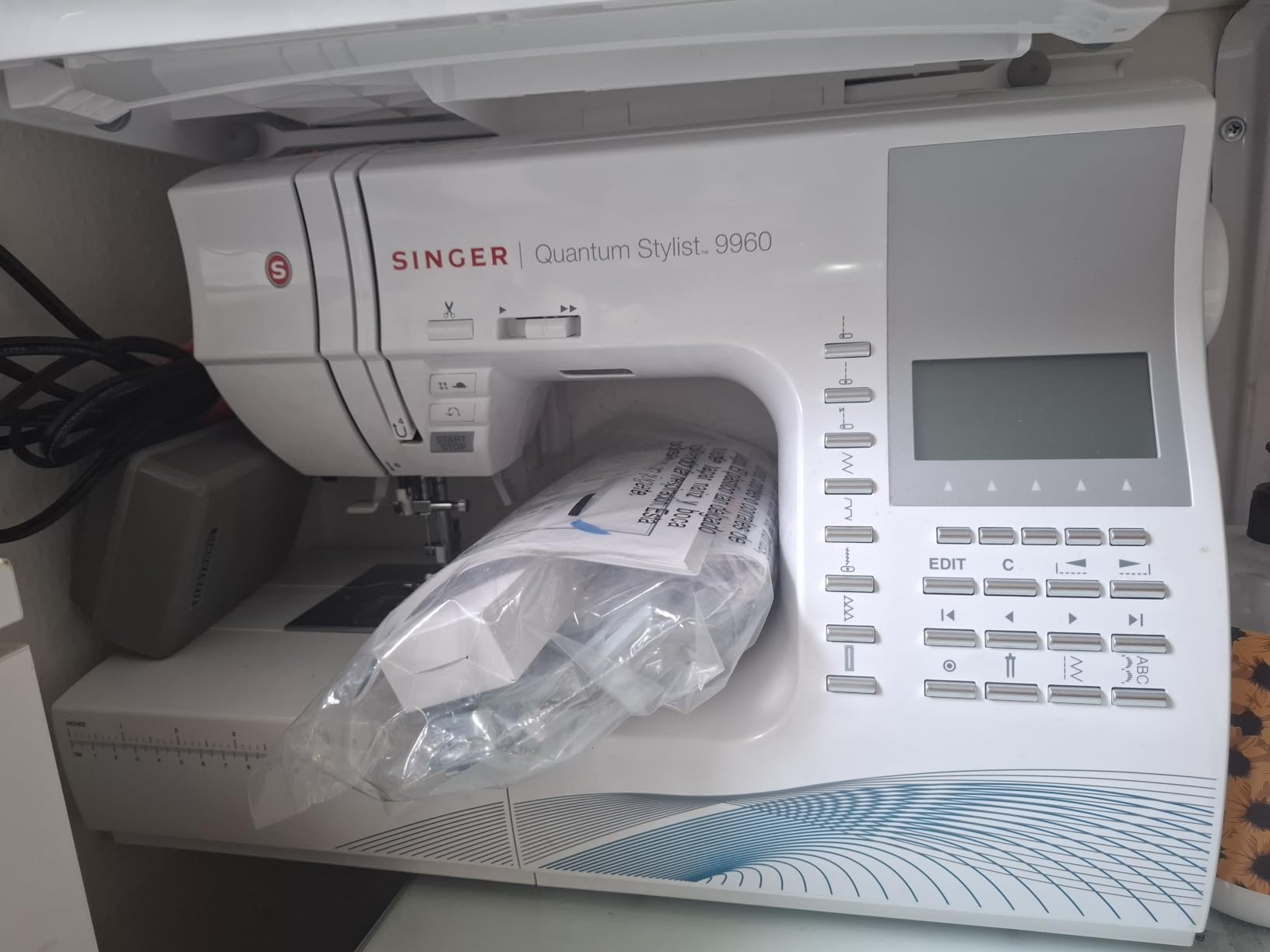 SINGER Quantum Stylist 9960 Computerized Sewing & Quilting Machine, Hard case, extension table, 13 presser feet, 600 stitches, 5 fonts, LED light, metal frame, 13 one-step buttonholes customer photo 1