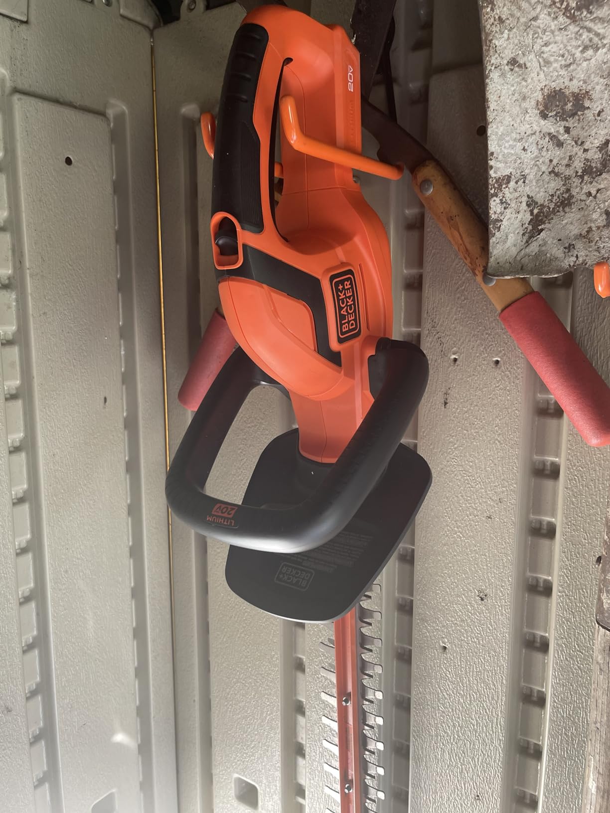 BLACK+DECKER 20V MAX Cordless Hedge Trimmer, Battery and Charger Included, 22 Inch Steel Blade Lightweight Bush Trimmer, Soft Grip, Less Vibration (LHT2220) customer photo 1