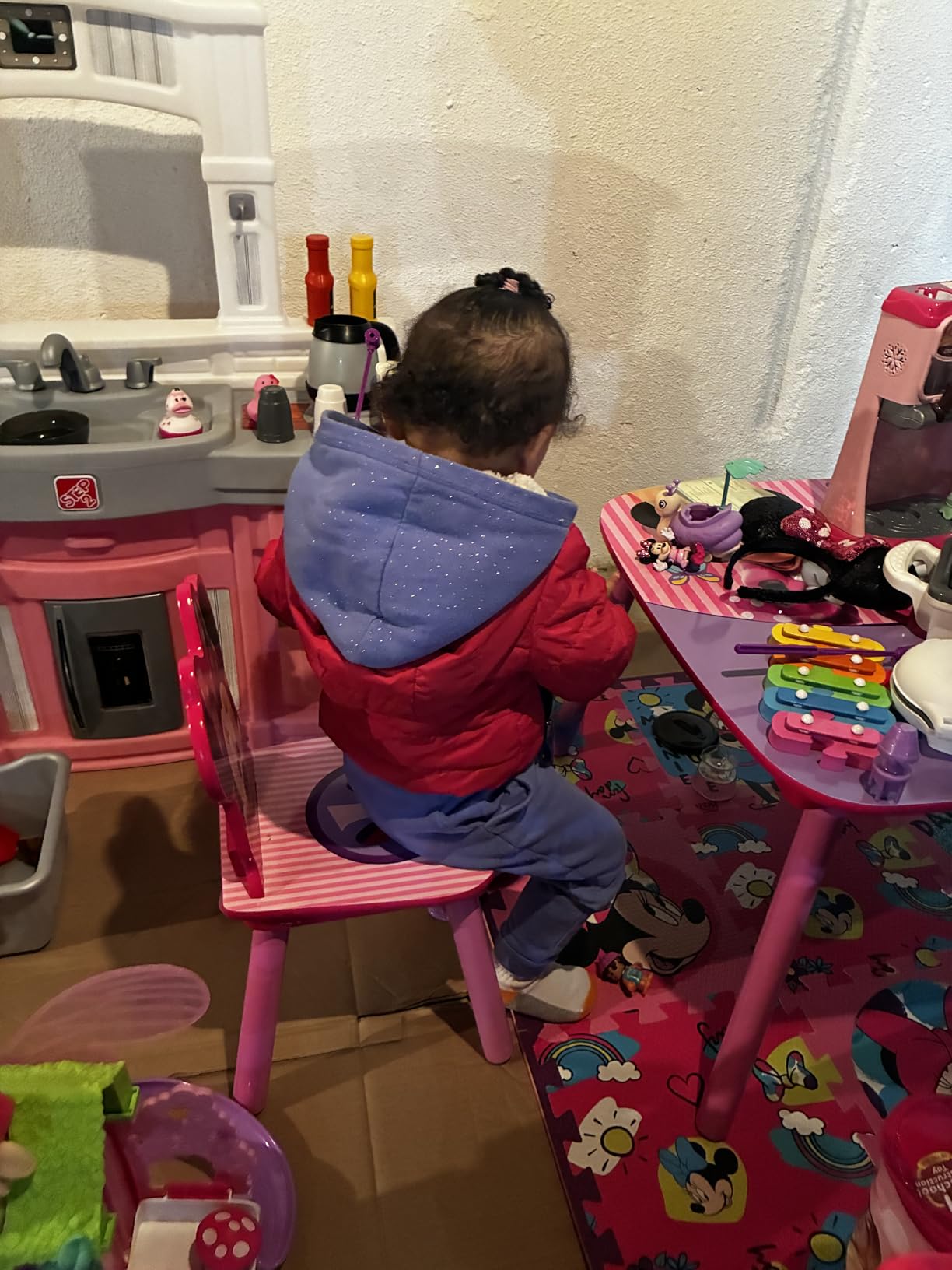 Delta Children - Disney Minnie Mouse Kids Table and Chair Set 3- Piece Set (2 Chairs Included) - Ideal for Arts & Crafts, Snack Time, Homework & More, Pink customer photo 1