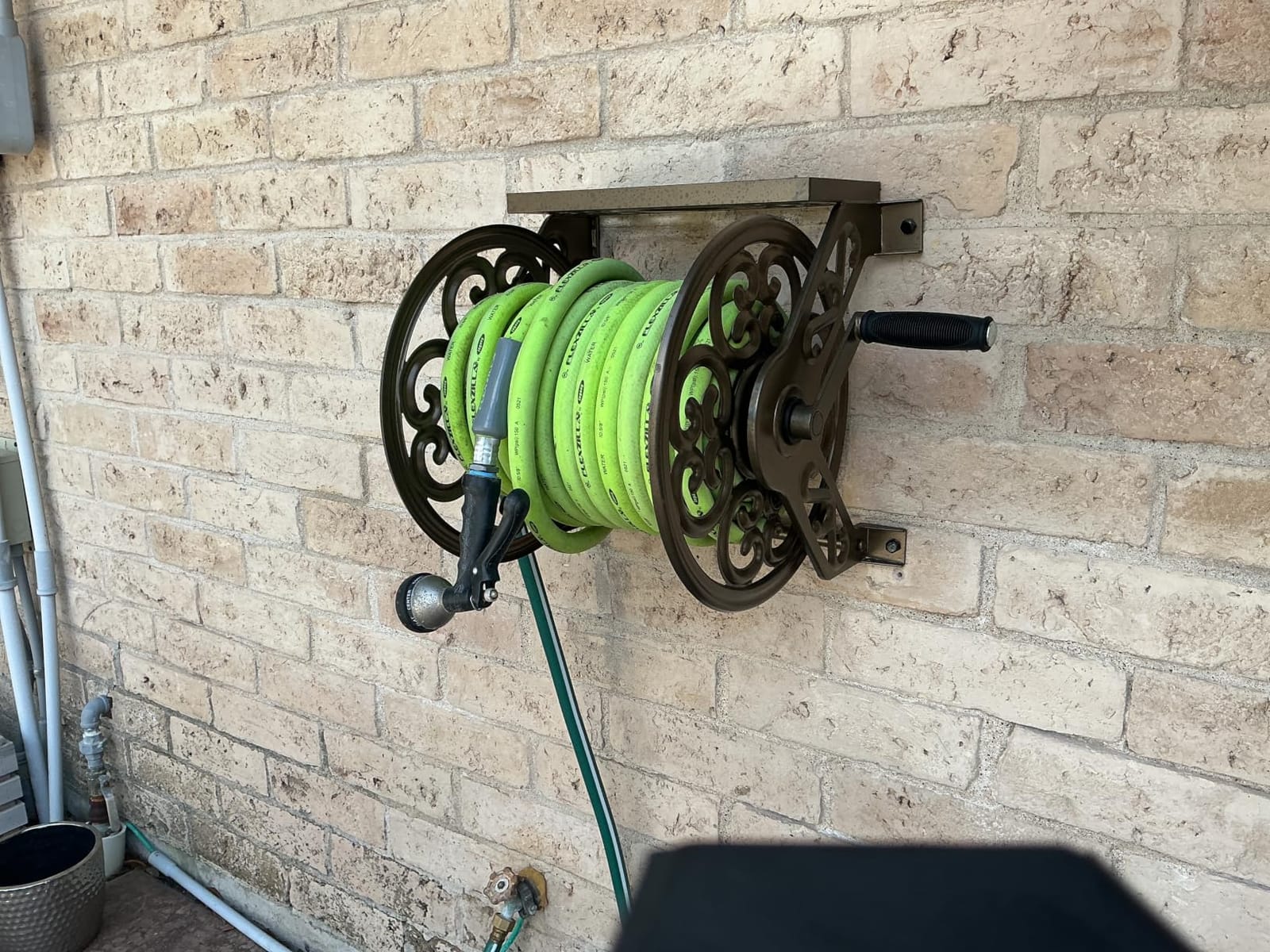 Liberty Garden 708 Steel Decorative Wall Mount Garden Hose Reel, Holds 125-Feet of 5/8-Inch Hose - Bronze customer photo 1