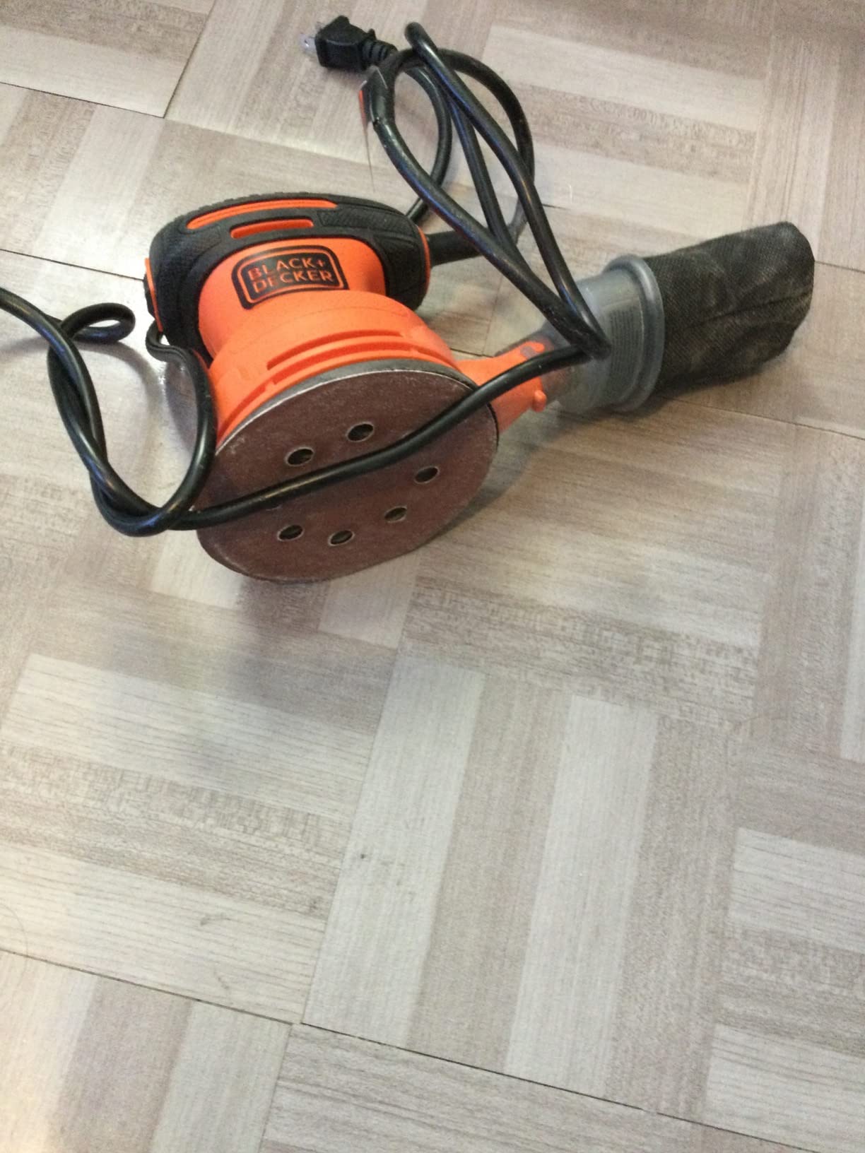 BLACK+DECKER Orbital Sander, 5 Inch, 2.0 Amp, 12000 OPM, Corded, 1 Sandpaper Sheet and Dust Bag Included (BDERO100) customer photo 1