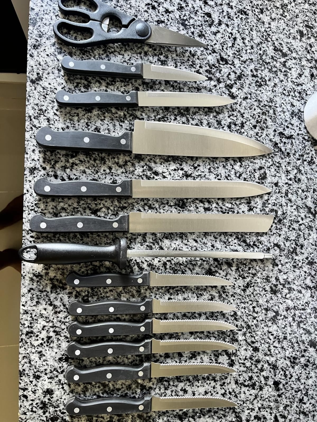 Amazon Basics 14-Piece High Carbon Stainless Steel Kitchen Knife Set with Full Tang Construction, Ergonomic Handles, Sharpener and Pinewood Block, Black customer photo 1