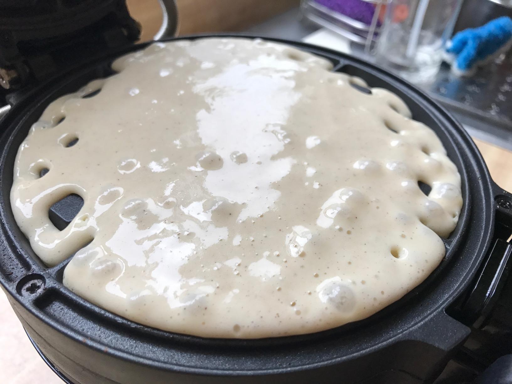 BLACK+DECKER Rotating Belgian Waffle Maker | Rotating waffle maker with deep nonstick plates, indicator lights and drip tray for easy cleanup. customer photo 1
