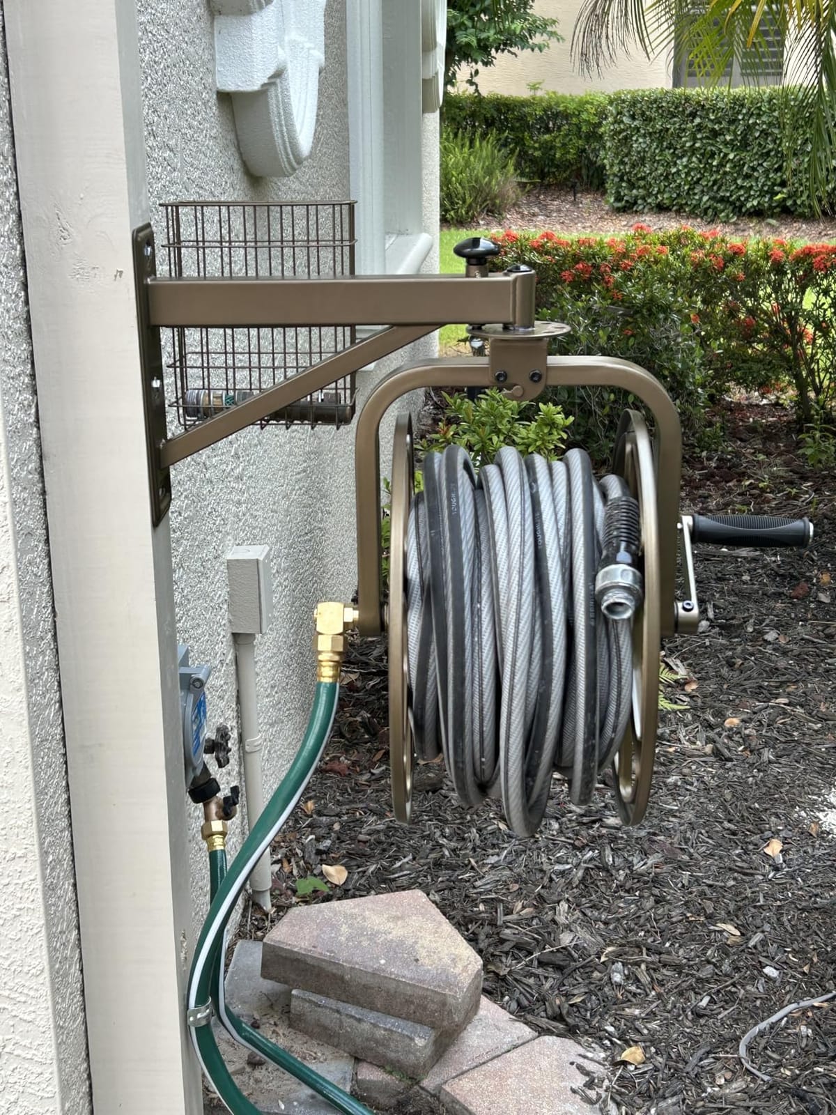 Liberty GARDEN 712 Single Arm Navigator Multi-Directional Garden Hose Reel, Holds 125-Feet of 5/8-Inch Hose, Bronze customer photo 1