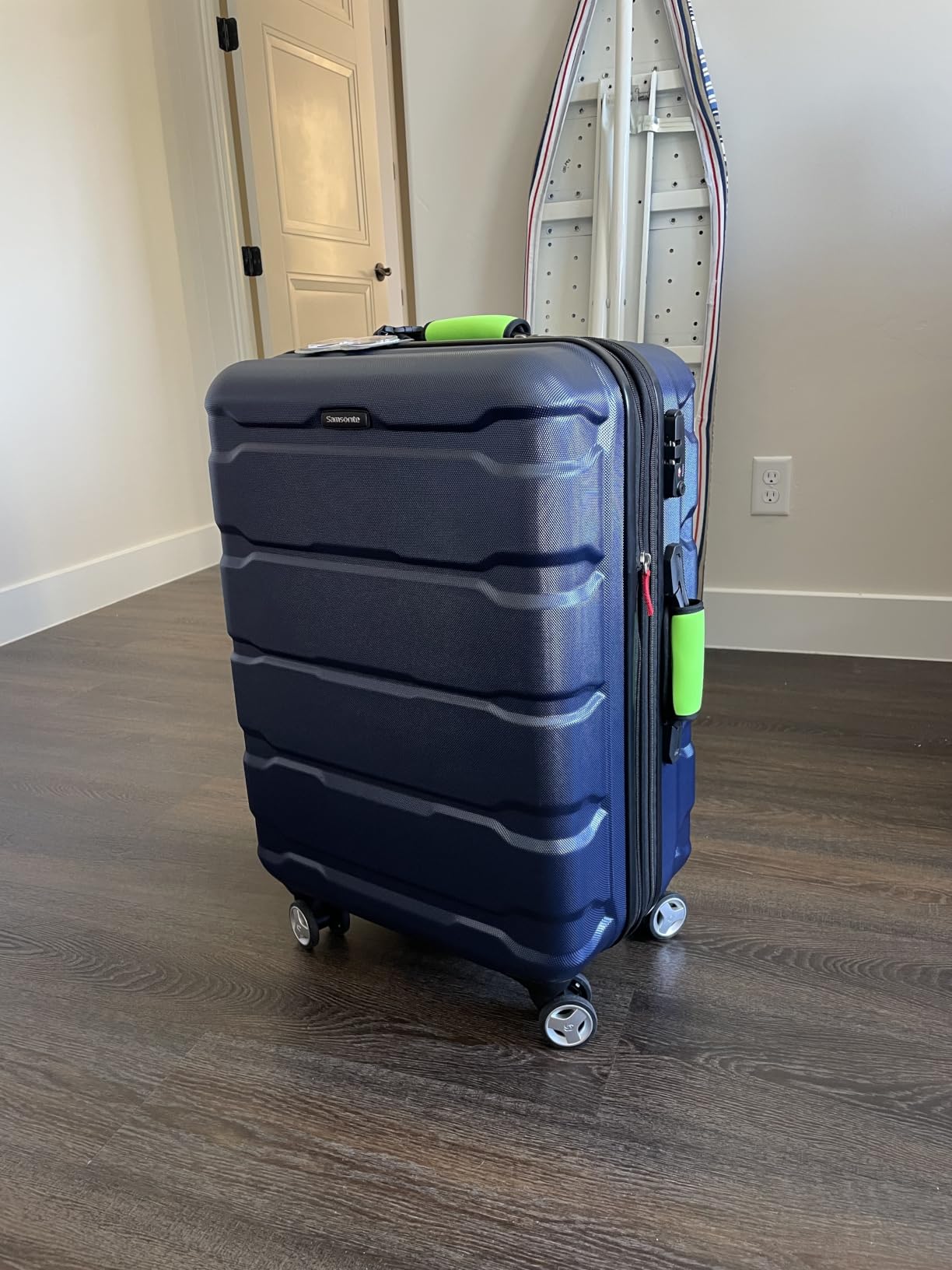 Samsonite Omni PC Hardside Expandable Luggage with Spinner Wheels, Navy, Checked-Large 28-Inch customer photo 1