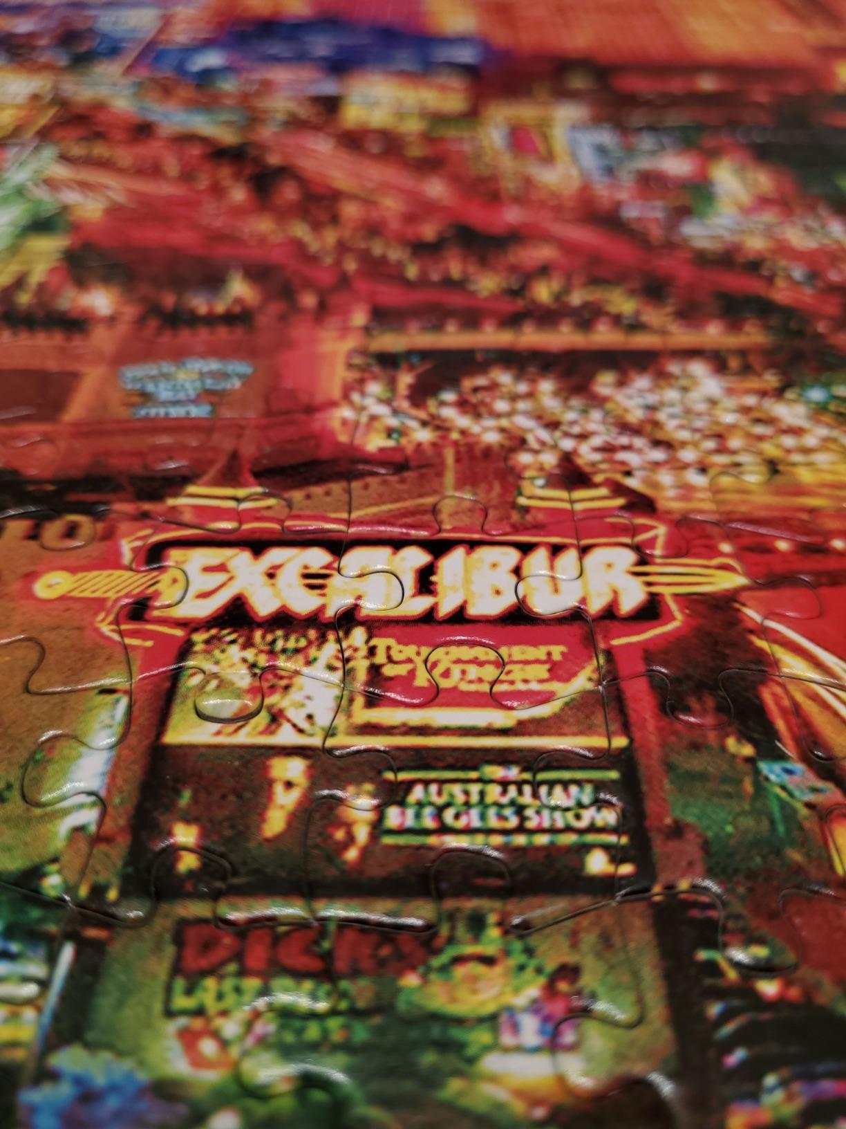 Buffalo Games - Lars Stewart - Viva Las Vegas - 2000 Piece Jigsaw Puzzle For Adults - Challenging Puzzle Perfect for Game Nights - Finished Size is 38.50 x 26.50 customer photo 1