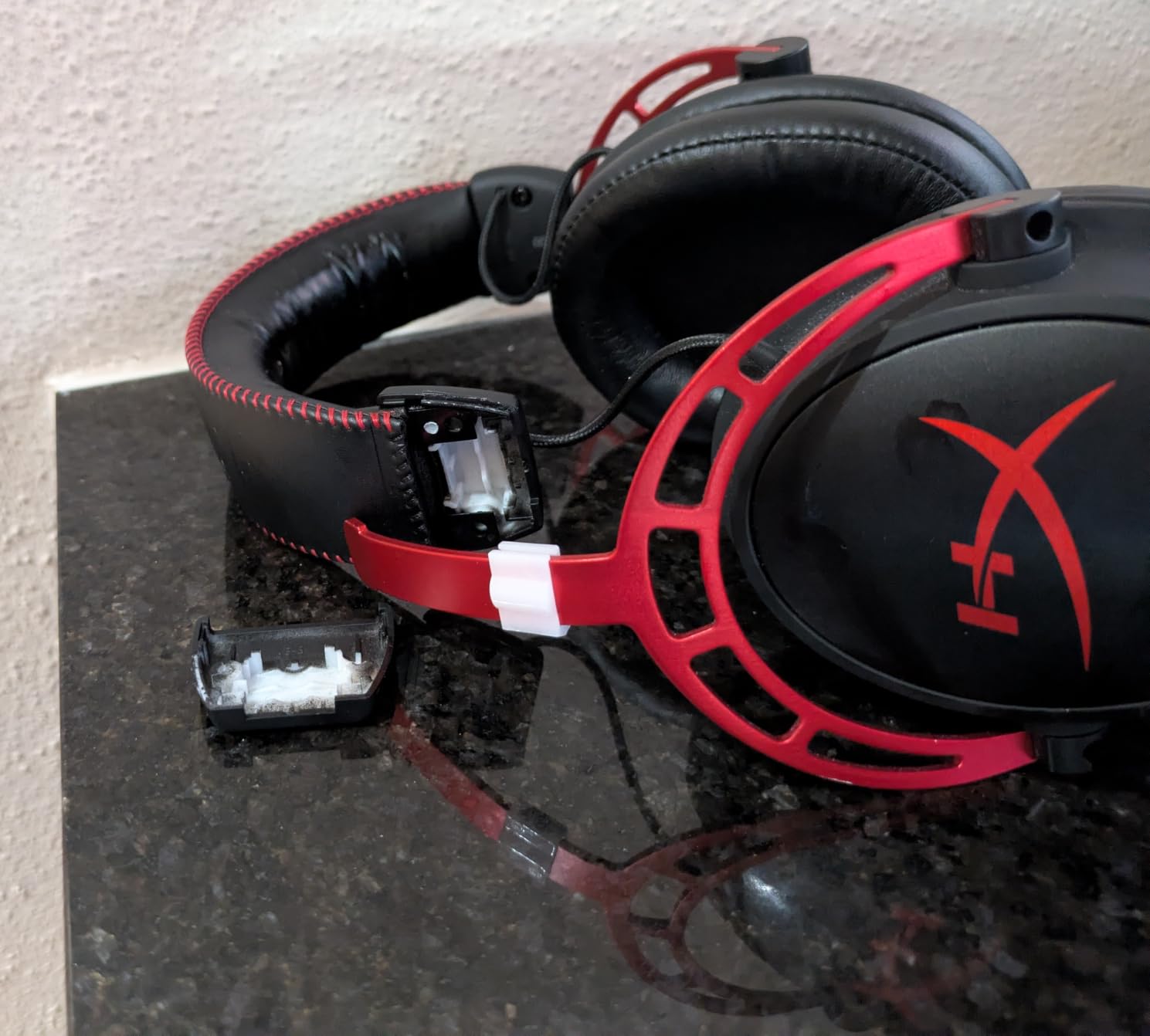 HyperX Cloud Alpha - Gaming Headset, Dual Chamber Drivers, Legendary Comfort, Aluminum Frame, Detachable Microphone, Works on PC, PS4, PS5, Xbox One, Xbox Series X|S, Nintendo Switch and Mobile – Red customer photo 2