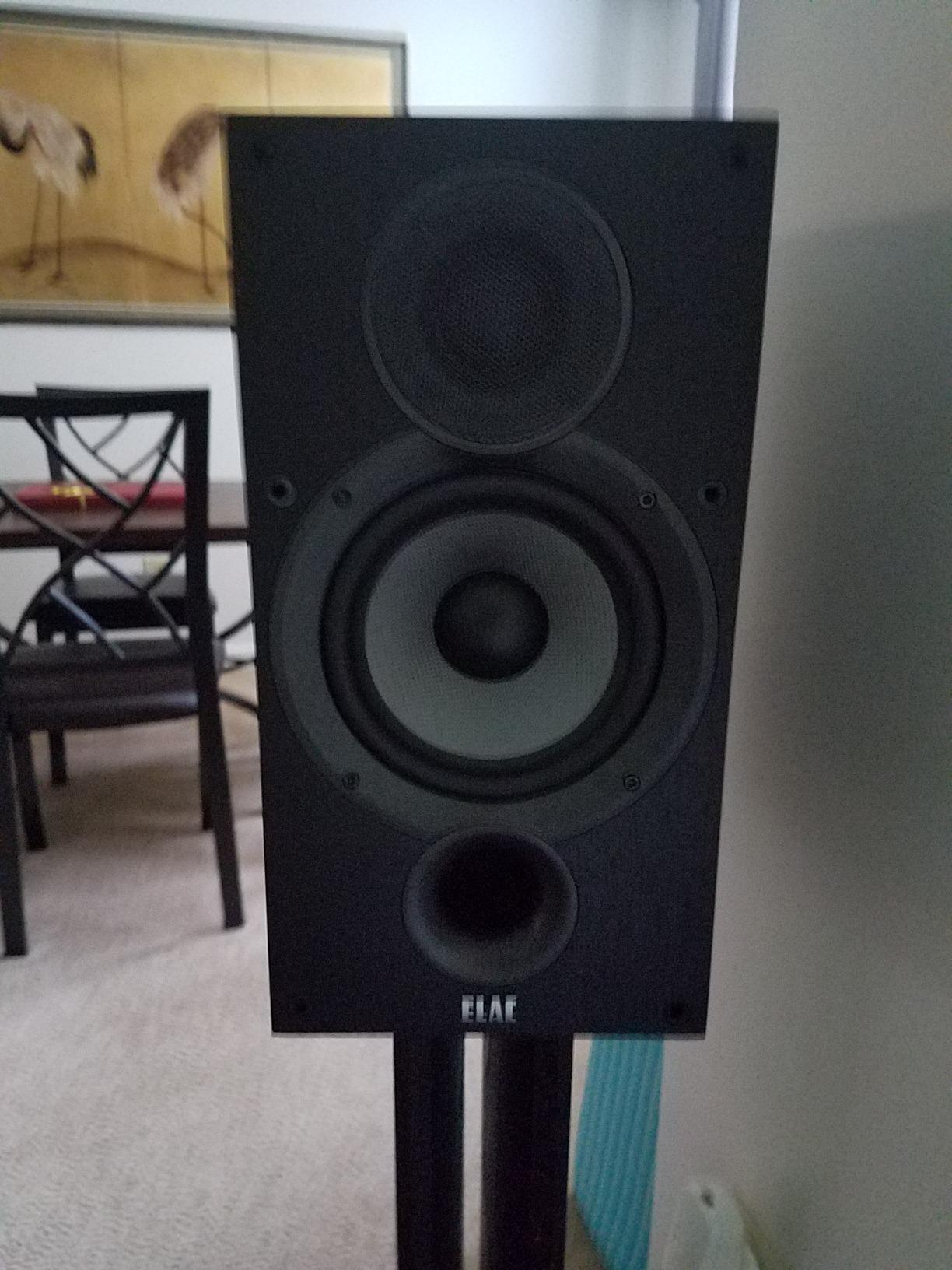 ELAC Debut 2.0 B5.2 Bookshelf Speakers, Black (Pair) - 1” Cloth Dome Tweeter & 5.25” Aramid Fiber Woofer - 2-Way Bass Reflex - Up to 35,000 Hz Response customer photo 2