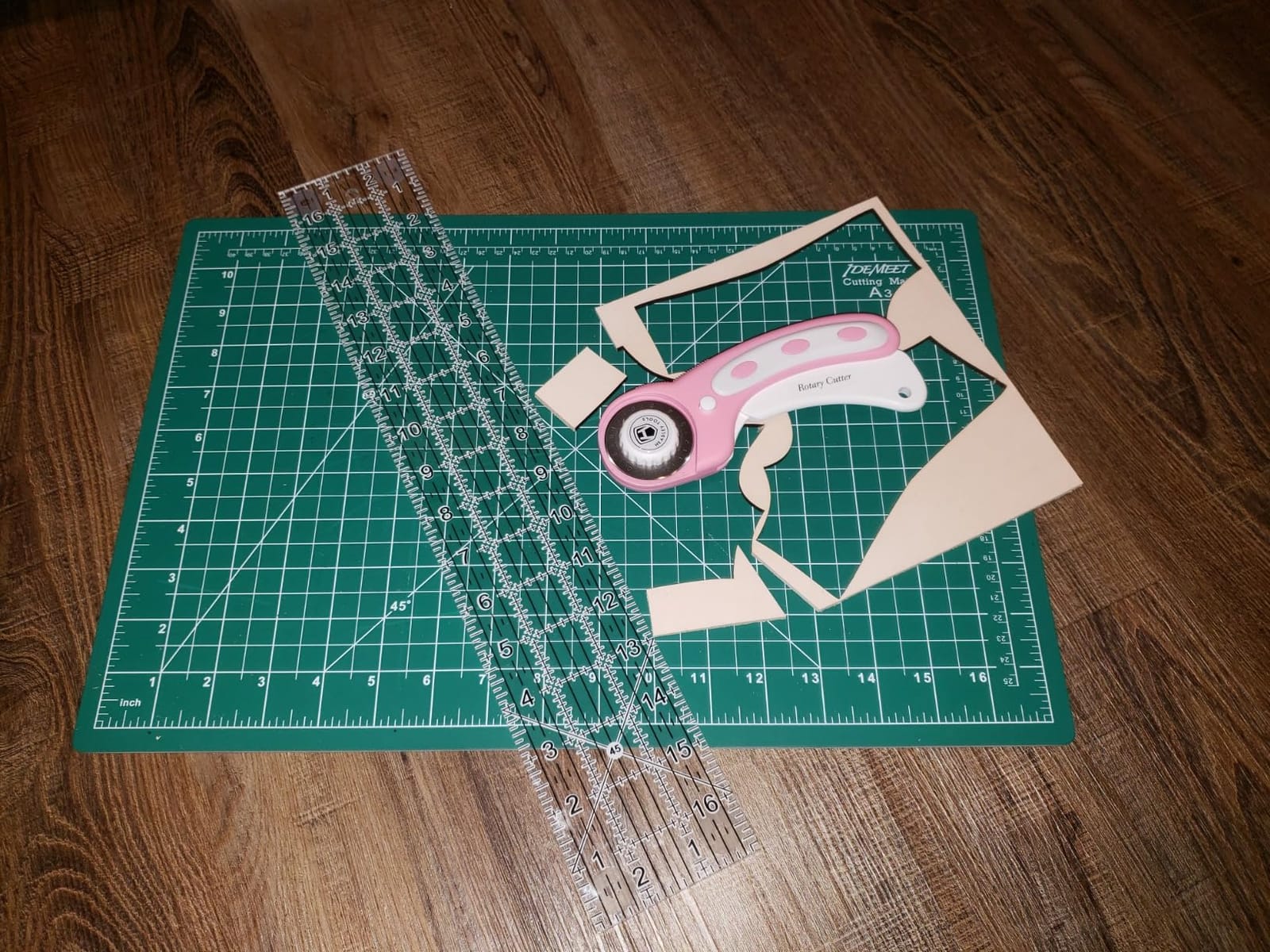 45mm Rotary Cutter with 5pcs Extra Blades, Ergonomic Handle Rolling Cutter with Safety Lock for Fabric, Leather, Crafting, Sewing, Quilting, Fabric Rotary Cutter Perfect for Left & Right Hand(Pink) customer photo 2