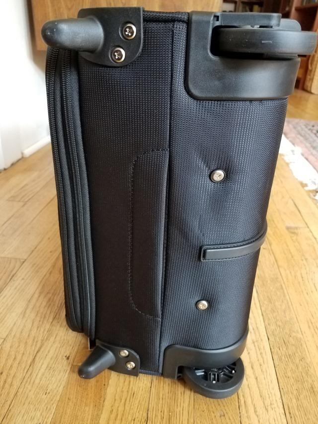 Travelpro Maxlite 5 Softside International Carry-On Luggage, Green, 20-Inch customer photo 1
