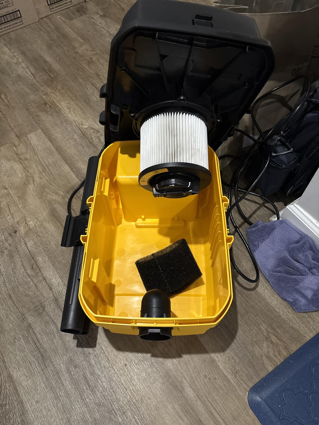 DEWALT 4 Gal. 5.0 HP Poly Wet/Dry Vacuum with Hose and Accessories DXV04T customer photo 2