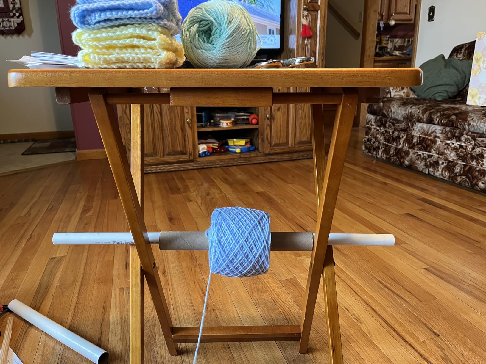 LAMXD Needlecraft Large Jumbo Metal Yarn/Wool/String/Fiber Ball Winder Hand Operated,10-Ounce,with Thread Cutter Scissors, Blue and White customer photo 2