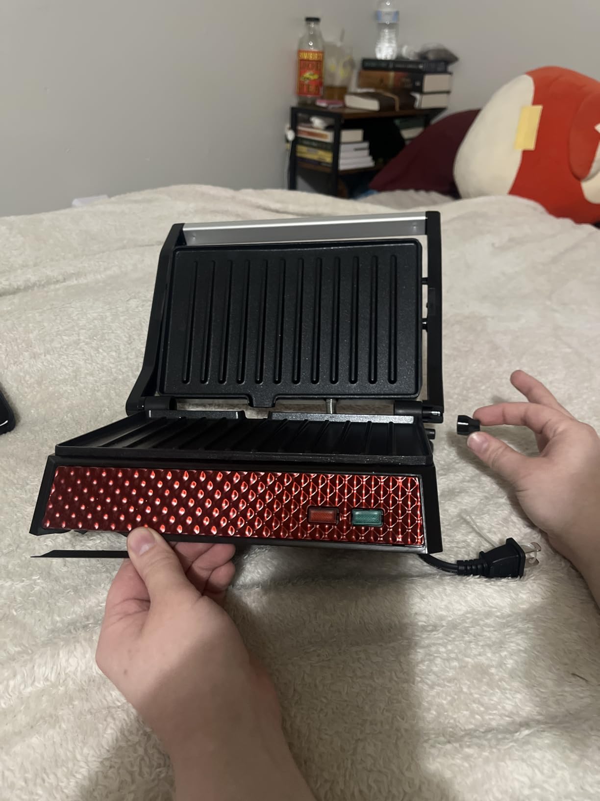 OVENTE Electric Indoor Panini Press Grill + Sandwich Maker, Red GP0620R | Opens 180 Degrees to Fit Any Type or Size of Food, 1000W Indoor Cooking Perfect for Quesadillas, Burgers & More customer photo 1