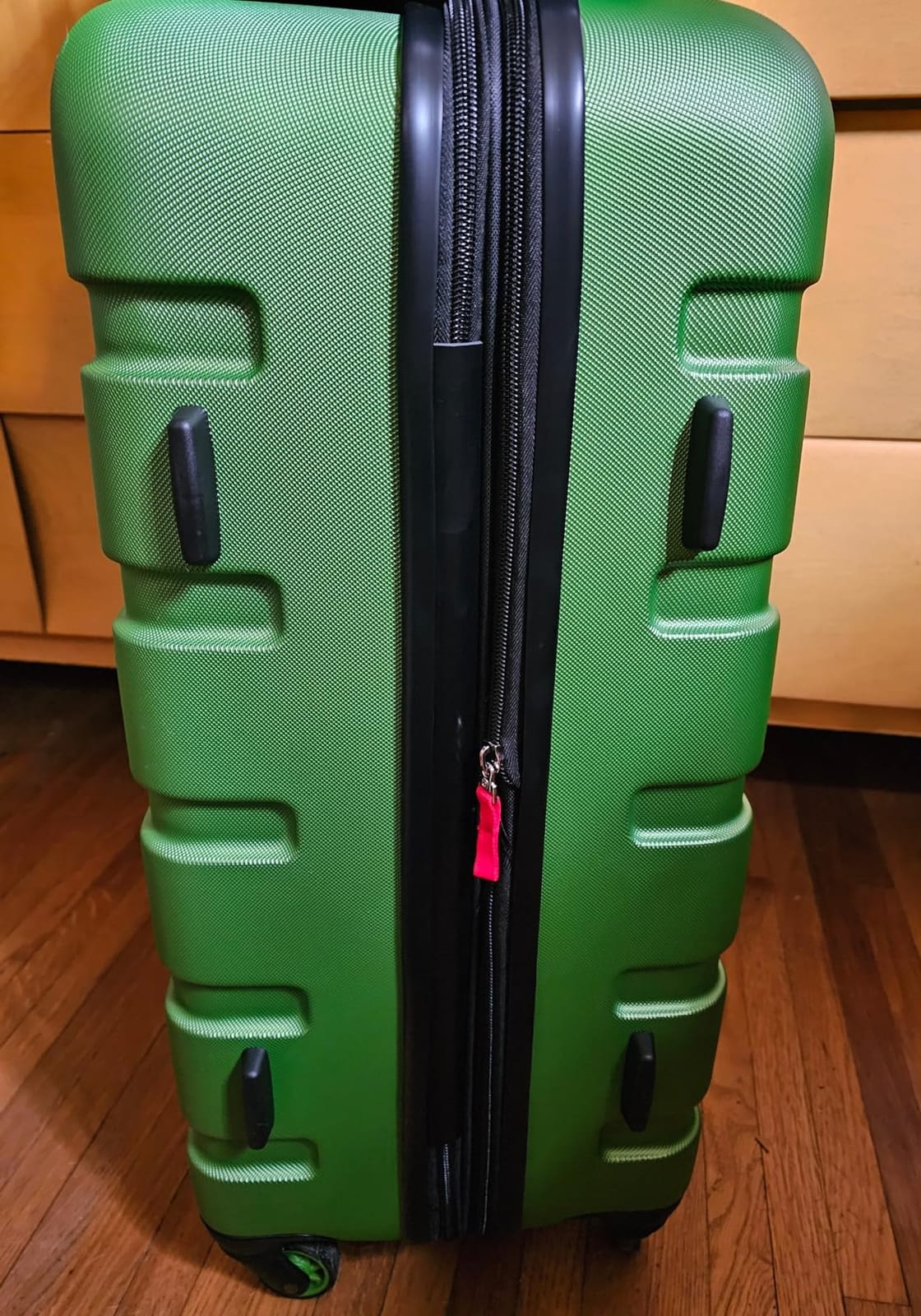 SwissGear 7366 Signature Hardside Expandable Luggage with Spinner Wheels, TSA Lock, Cup-Holder, Black, 3-Piece Set (19/23/27) customer photo 1