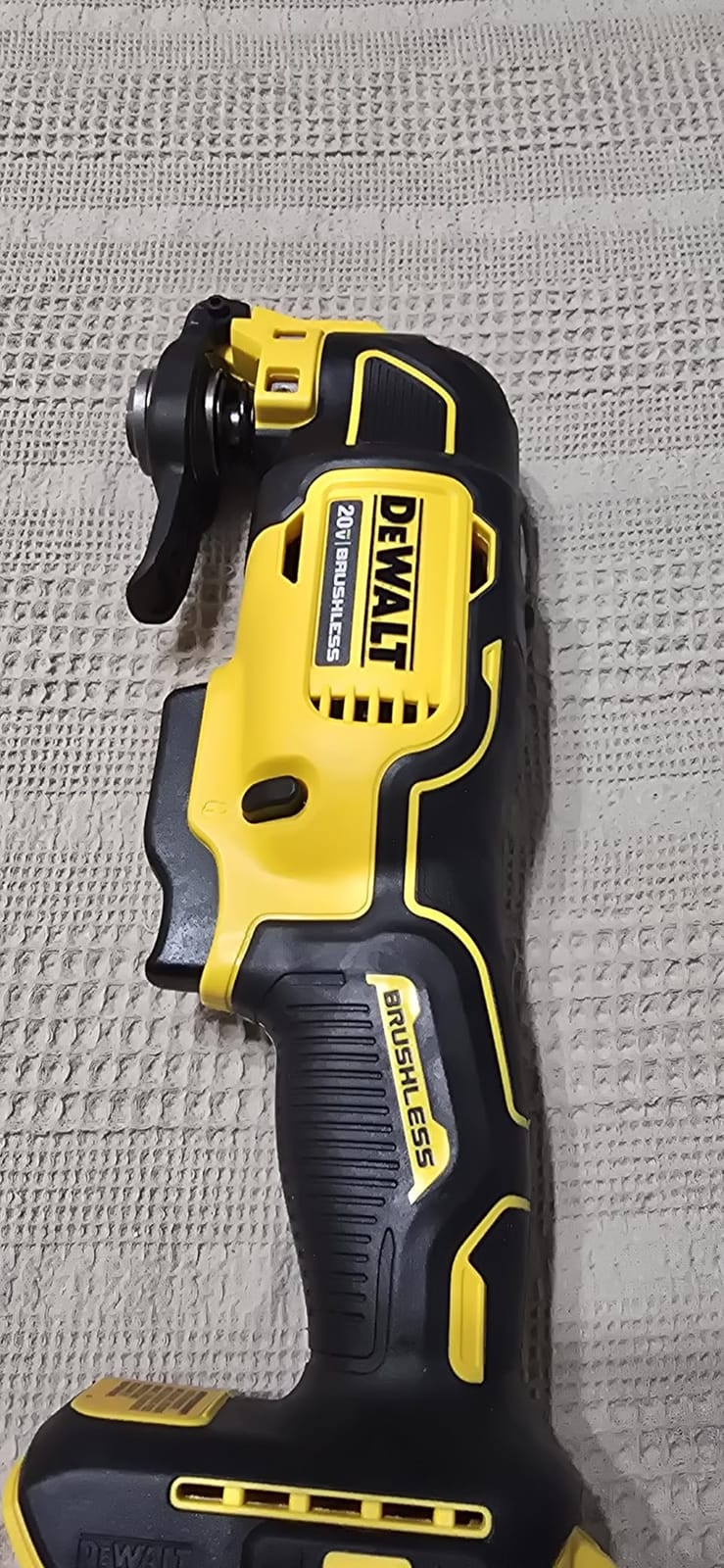 DEWALT atomic 20V MAX* Oscillating Tool, Cordless, Oscillating, Tool only (DCS354B), 1 item package quantity, Color Multi customer photo 1