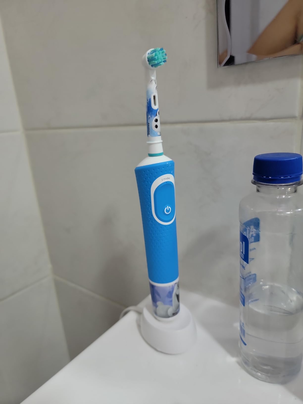 Oral-B Kids Electric Toothbrush Featuring Disney's Frozen for Kids 3+ customer photo 2