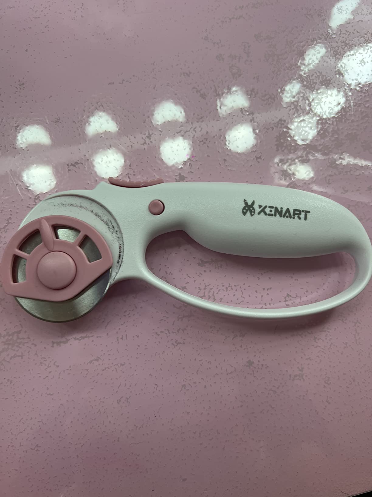 XINART 45mm Rotary Cutter for Fabric Safety Lock Ergonomic Classic Comfort Loop Fabric Small Rotary Cutter for Sewing Quilting Crafting (Extra 2pcs Replacement Blades Included)-Green customer photo 1