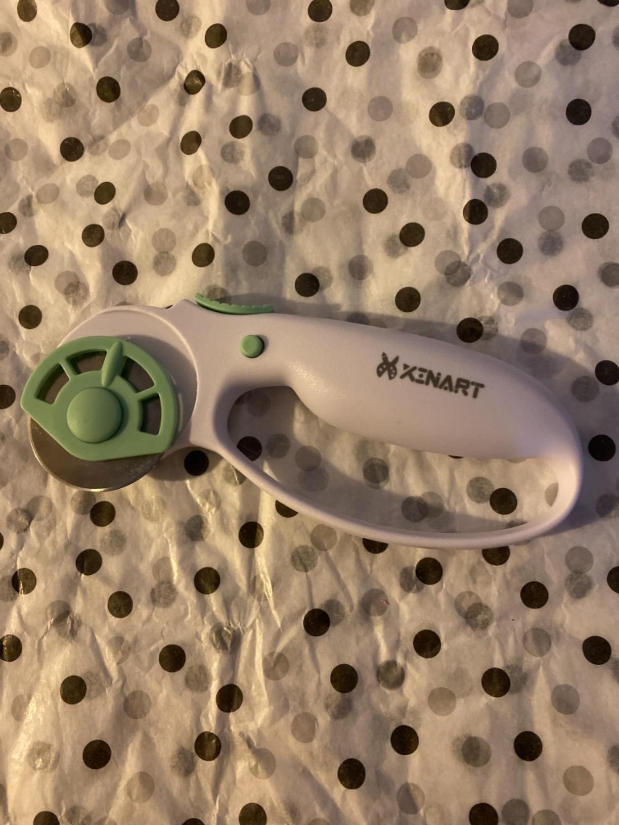 XINART 45mm Rotary Cutter for Fabric Safety Lock Ergonomic Classic Comfort Loop Fabric Small Rotary Cutter for Sewing Quilting Crafting (Extra 2pcs Replacement Blades Included)-Green customer photo 2