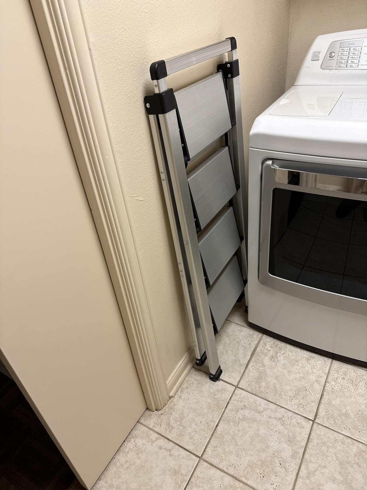 XinSunho 4 Step Ladder, Aluminum Folding Stool with Retractable Handgrip customer photo 1