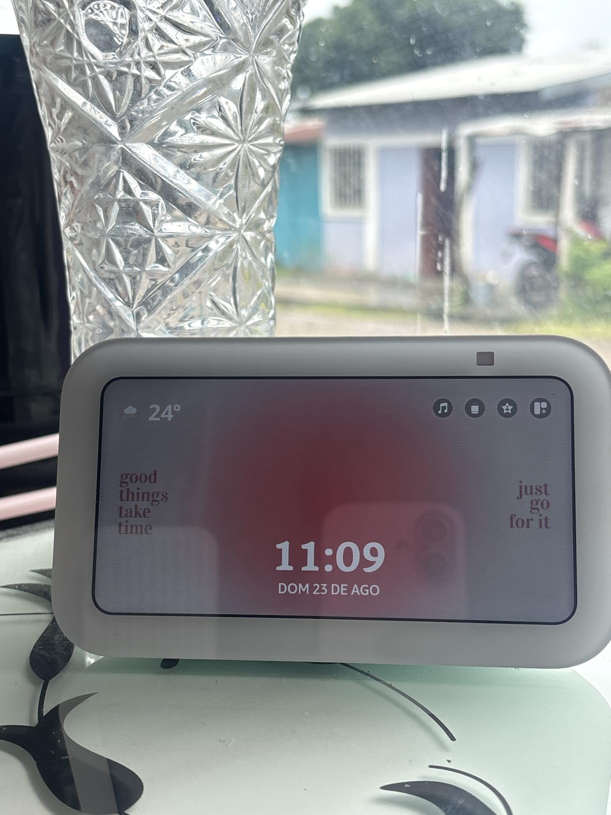 Amazon Echo Show 5 (newest model), Smart display, Designed for Alexa+, 2x the bass and clearer sound, Charcoal customer photo 1