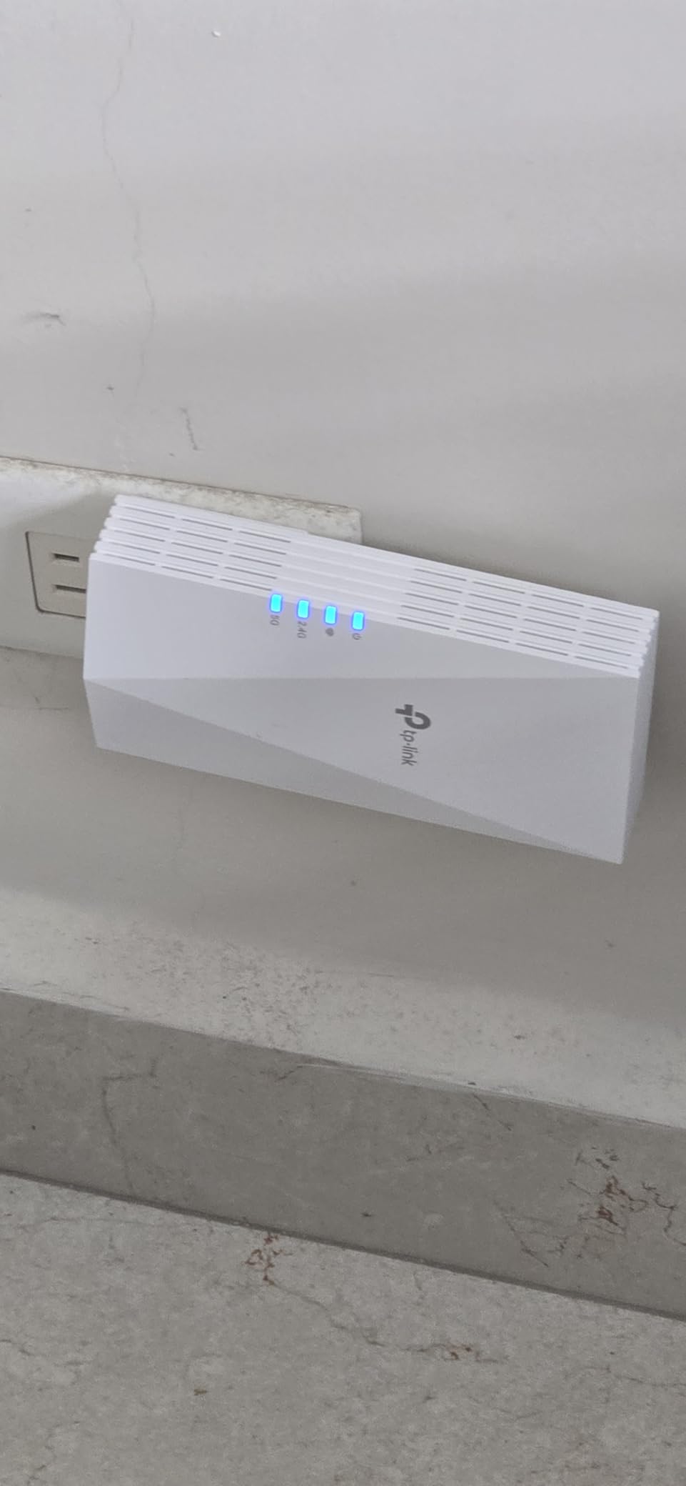 TP-Link AX1500 WiFi Extender Internet Booster(RE500X), WiFi 6 Range Extender Covers up to 1500 sq.ft and 25 Devices, Dual Band, AP Mode w/Gigabit Port, APP Setup, OneMesh Compatible customer photo 1