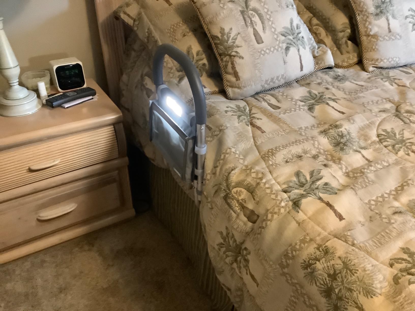 Lunderg Bed Assist Rail for Seniors with Motion Light & Non-Slip Grab Bar customer photo 1