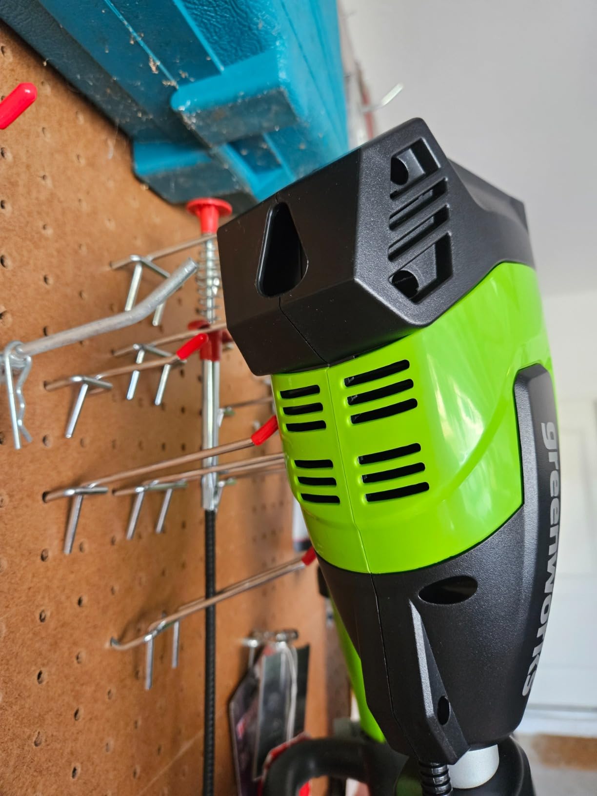 Greenworks 40V 8 in Cordless Electric Lawn Edger, 4.0 Ah Battery, Charger customer photo 1