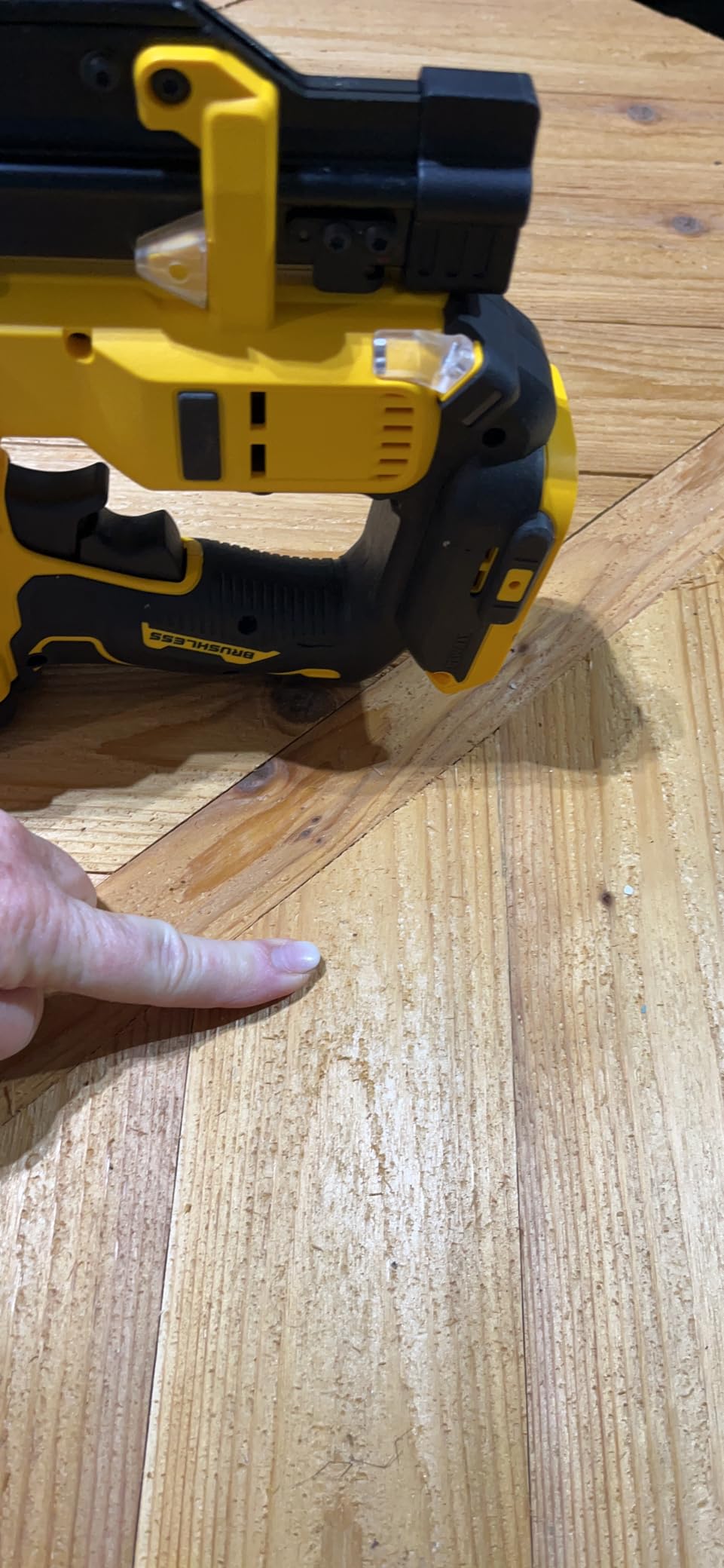 ATOMIC 20V MAX Lithium Ion Cordless 23 Gauge Pin Nailer Tool Only customer photo 2
